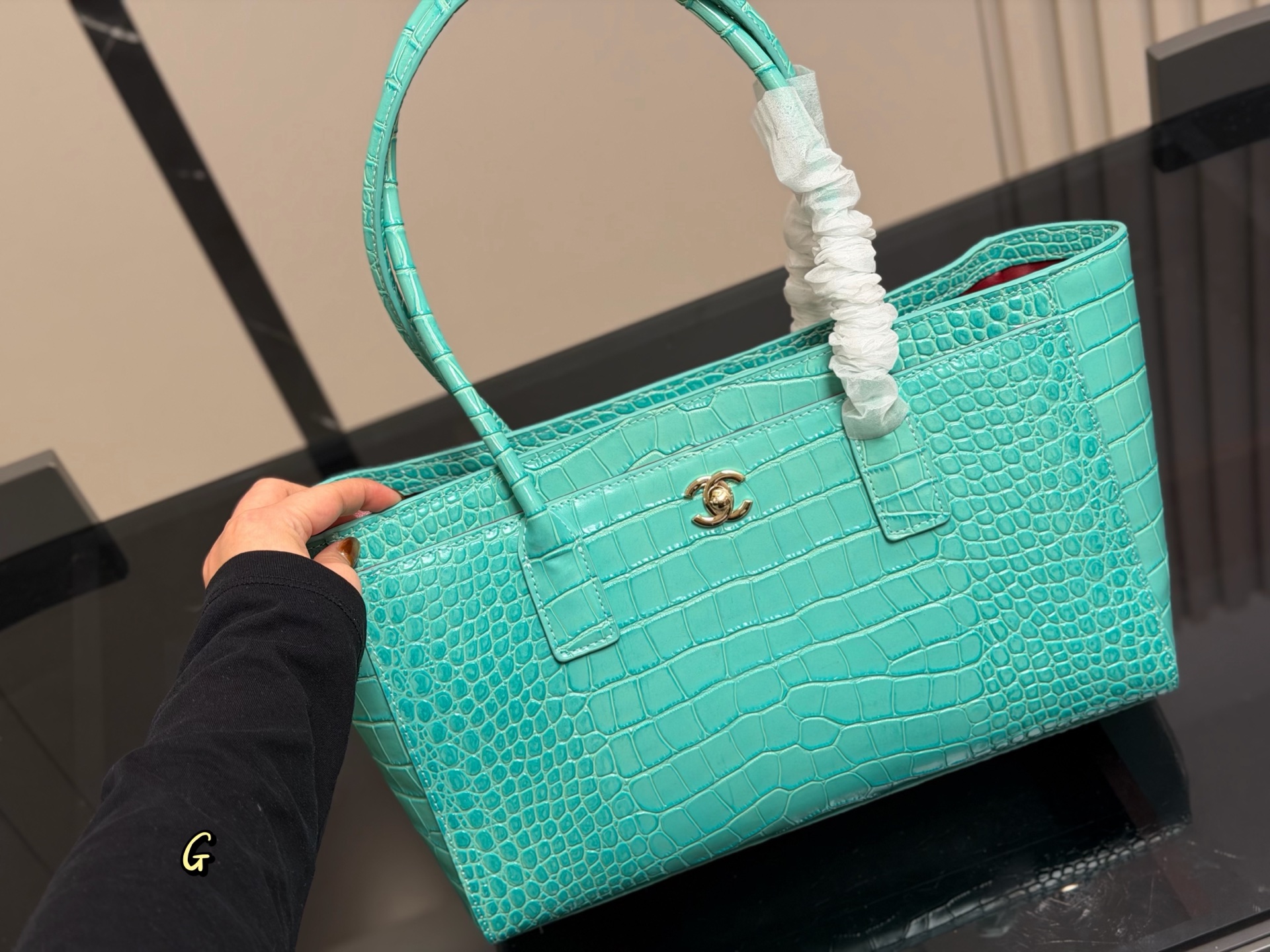 &yen;270 Chanel 香奈儿Cerf中古手提包 经典黑金配色＋荔枝纹牛皮，耐磨又有质感。正面双C金属Logo超有辨识度，内部多口袋＋可拆卸子袋，收纳力满分！通勤日常都很适合，手提or单肩背都OK，实用又百搭，是中古市场的热门款 尺寸:34.21cm