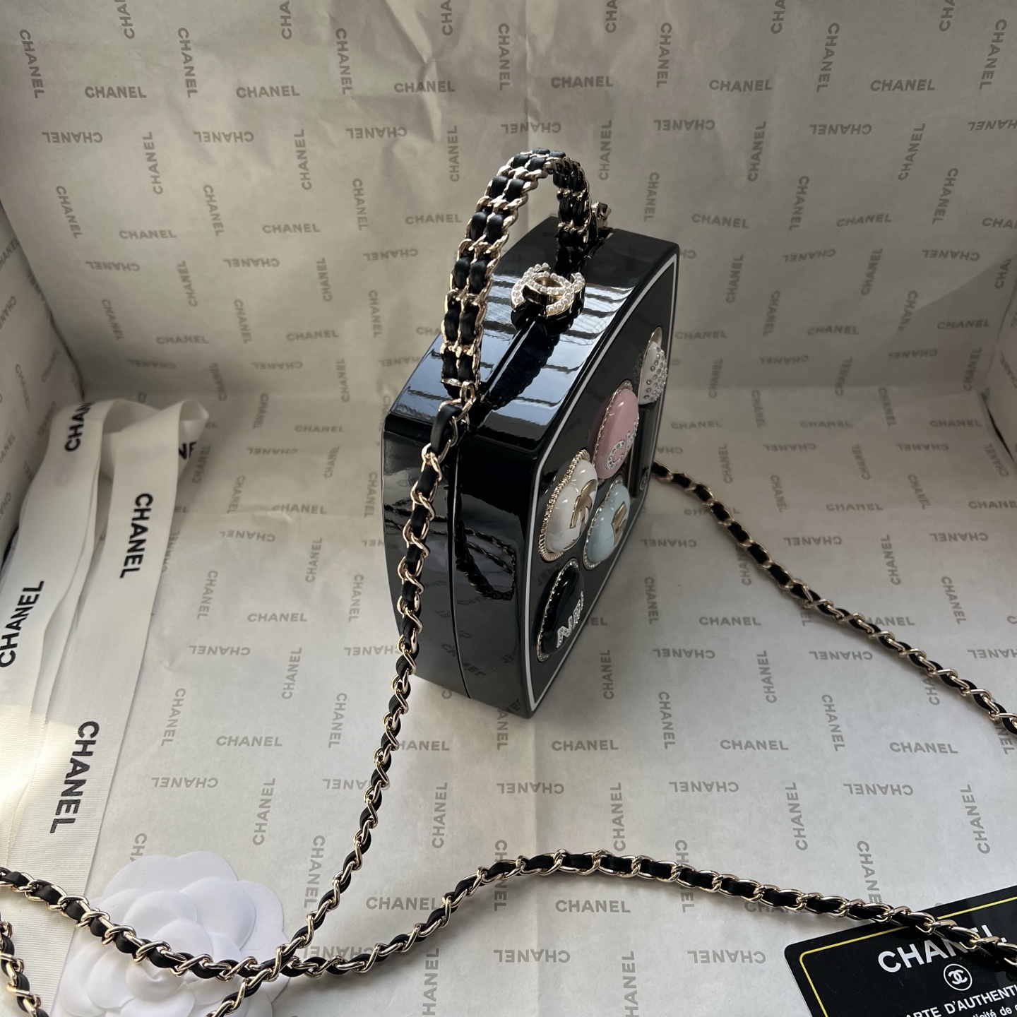 💰210包邮❗ 👑Chanel 25/26B眼影盒晚宴包.第一眼看到直接一整个爱住!影盒形状超别致、💕原单品质.包身质感拉满,一面是经典双C标志,一面是眼影盘设计,细节里全是高级感。不管是搭晚宴裙撑场面,还是配牛仔裤凹日常造型,它都能瞬间提升时尚度,背上你就是人群里最亮眼的焦点,精致感直接焊在身上!尺寸:13x13cm,款号:677