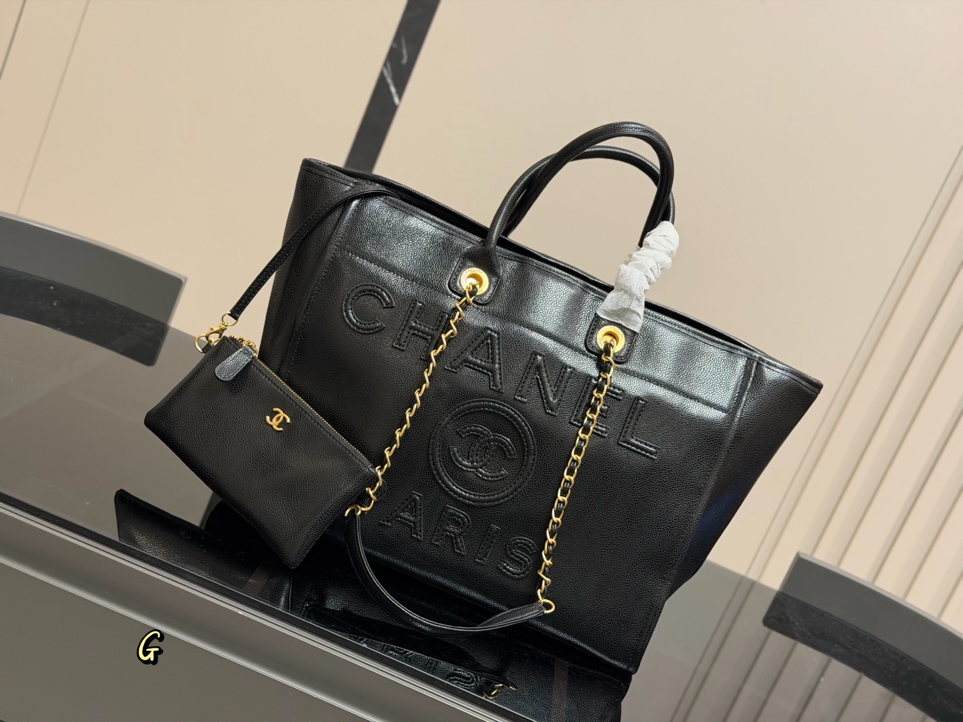 &yen;345 香奈儿CHANEL 鱼子酱沙滩链条⛓️包 大容量，日常短期出行背上这一个就足够了 慵懒风满满，上身上镜都非常好看 颜色复古又高级 人手必备款 尺寸:38.30cm