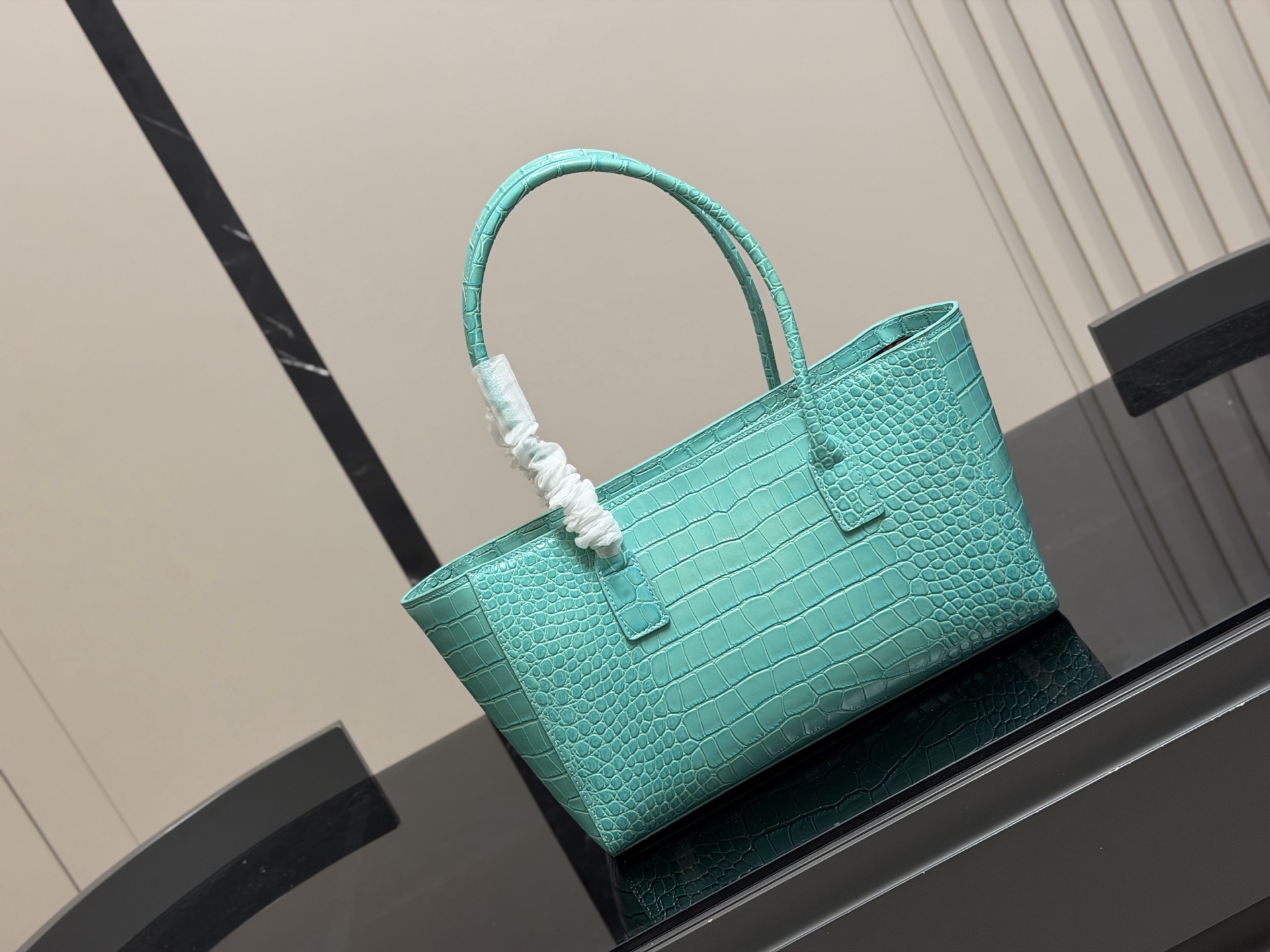 &yen;270 Chanel 香奈儿Cerf中古手提包 经典黑金配色＋荔枝纹牛皮，耐磨又有质感。正面双C金属Logo超有辨识度，内部多口袋＋可拆卸子袋，收纳力满分！通勤日常都很适合，手提or单肩背都OK，实用又百搭，是中古市场的热门款 尺寸:34.21cm