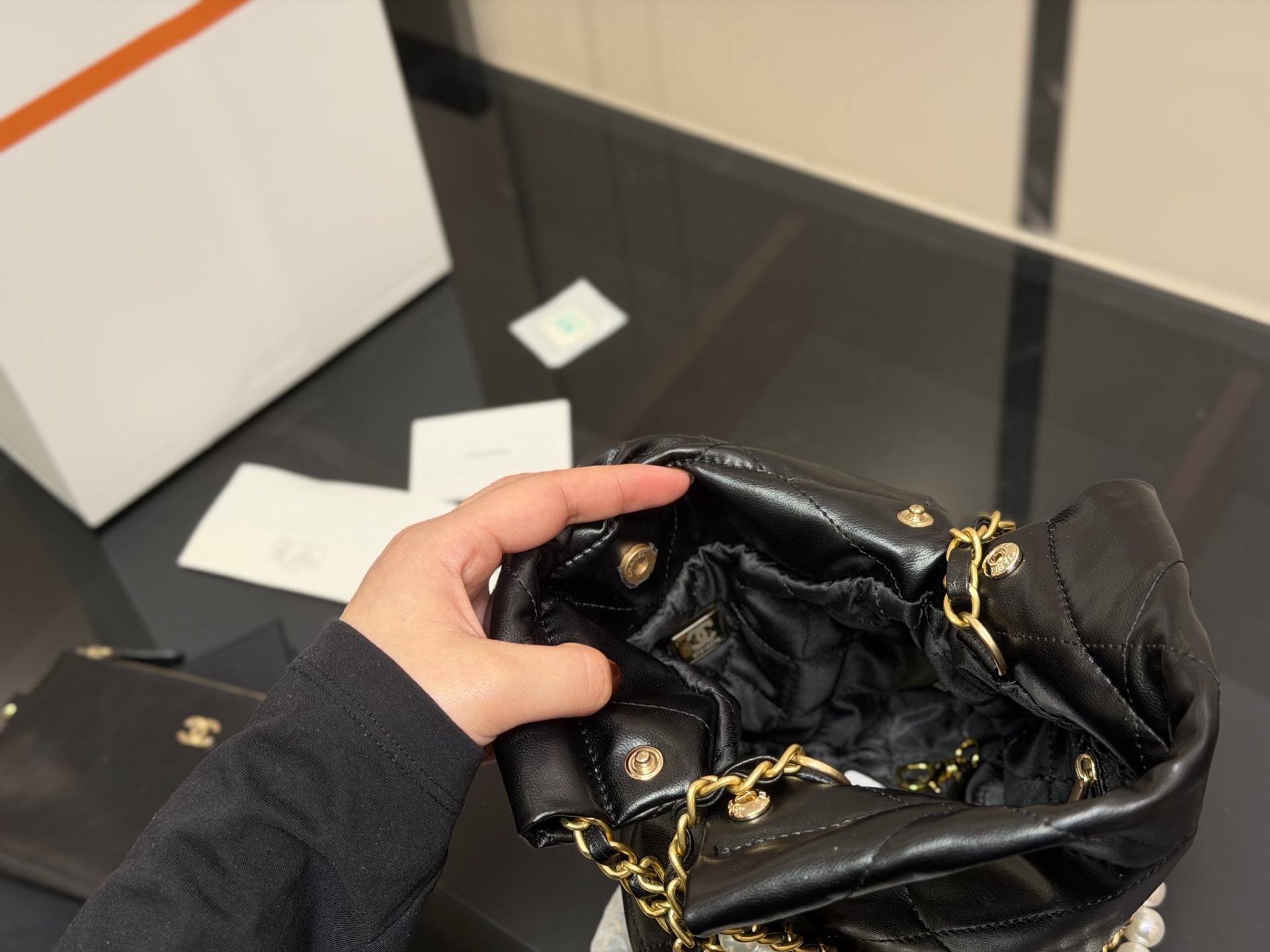 &yen;180 配折叠盒飞机盒 size：20*20cm 香奈儿 迷你22bag 缩小版22bag显得格外的俏皮可爱， 依旧是小牛皮材质， 柔软而轻盈！ 搜索🔍 垃圾袋 mini