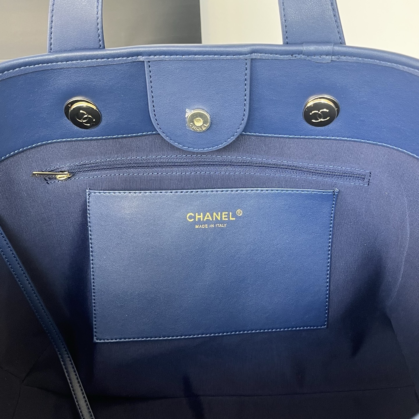 💰218包邮❗ OHANEL🚩🚩🚩𝟐𝟔𝐜 沙滩🏖️𝐭𝐨𝐭𝐞这款条纹菱格🐂牛仔帆布托特包 经典菱格纹 牛仔布拼皮革 ♨️休闲又不失优雅气质 金色双C标志超有辨识度 沙滩包设计方便开合 容量大 通勤or短途旅行🧳都很OK 牛仔布耐磨易打理 随便搭配休闲或正式穿搭🏖️都很出彩 实用又有设计感！ 尺寸𝟐𝟔*𝟒𝟒*𝟏𝟑𝐜𝐦 材质：条纹帆布 款号：80017 ❌不退不换慎重下单❌