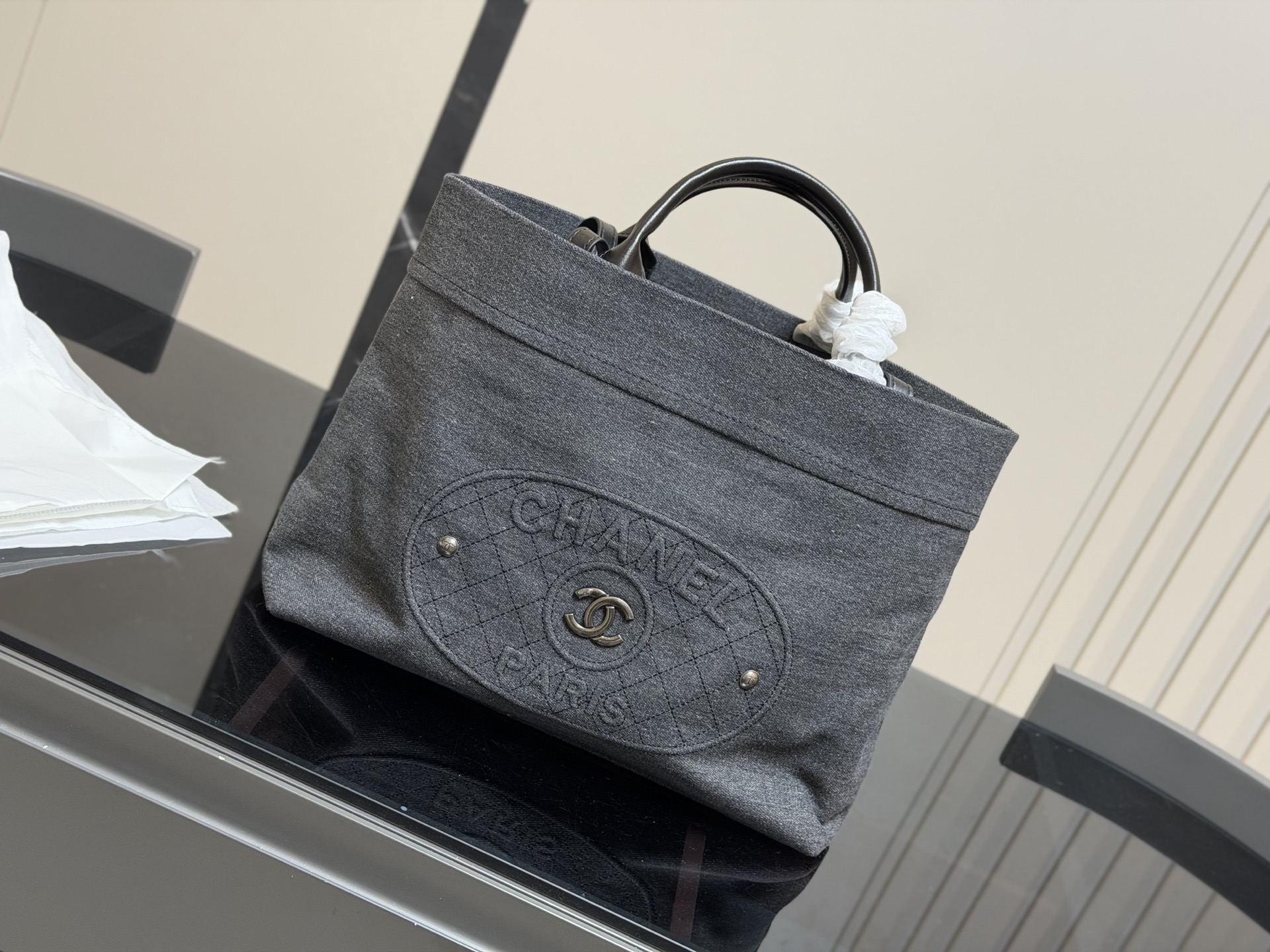 &yen;180 尺寸：36.28cm 香奈儿 牛仔沙滩包🏖️ 安排！安排！ 今年出的这个沙滩包可太好看了! 水洗做旧款更加有高级感