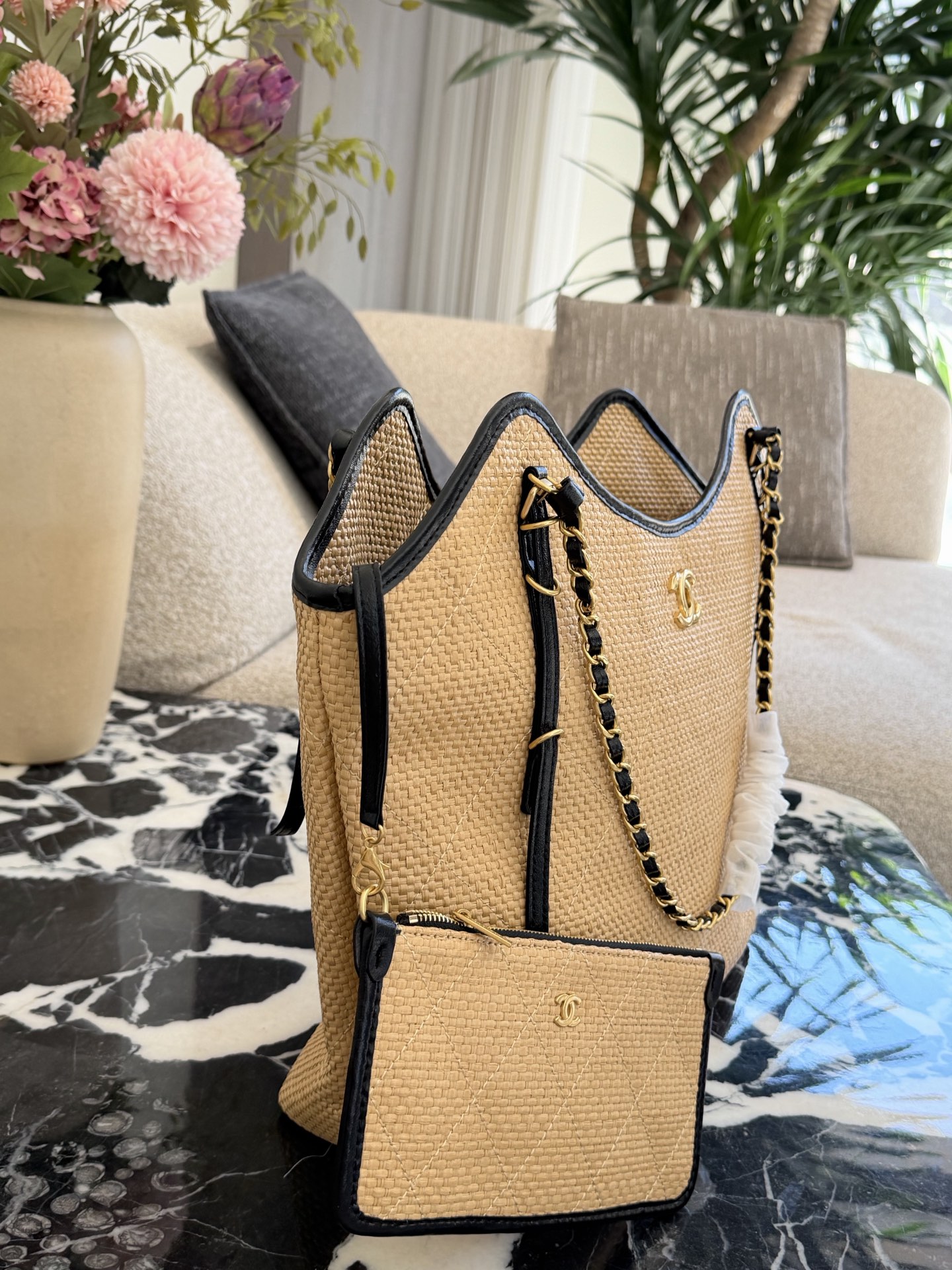 p220 香奈儿26C拉菲草编织托特包​​ 🌾香奈儿26C早春度假系列拉菲草编织托特包，天然拉菲草+黑色皮革滚边，金色双C标志超有辨识度✨。链条肩带+白色编织装饰，细节满分！小号尺寸，轻盈又实用，通勤、度假都能轻松驾驭。灵感来自夏日度假风，搭配清新或休闲穿搭，氛围感直接拉满～👜30cm无盒