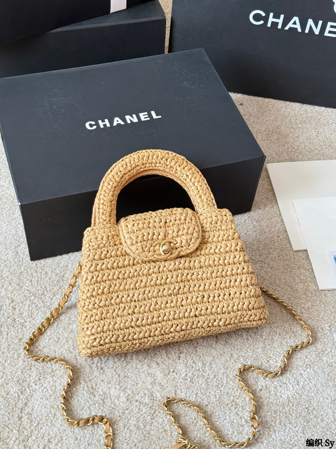 编织 p220 香奈儿chanel ｜Kelly迷你手袋 +香奈儿Kelly迷你手袋，经典菱格纹+金属链条，优雅又实用！优质牛皮，手感细腻耐用，灰色调超百搭，通勤约会都能轻松驾驭山 手提斜挎都OK，内部空间虽小但能装下手机、口红等日常小物。 Kelly系列自1963年诞生，是奢华与经典的象征，清冷高级，搭配浅色或中性风服饰，气质直接拉满 14x20x7cm约14x20x7cm