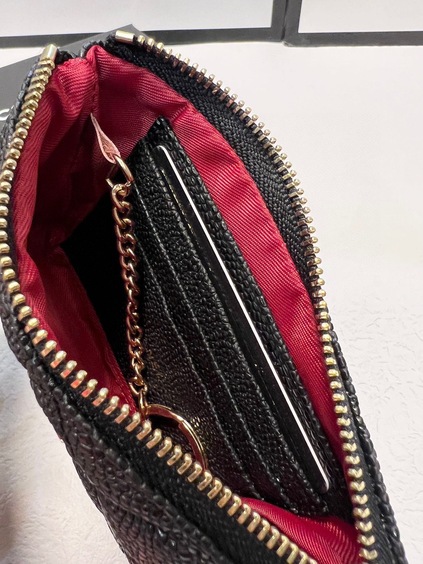 P65🎀🎀颜色 黑🎀尺寸 14.5x9🎀香奈儿鱼子酱牛皮🐑零钱包👍里外全皮🔥经典搭配，时尚百搭