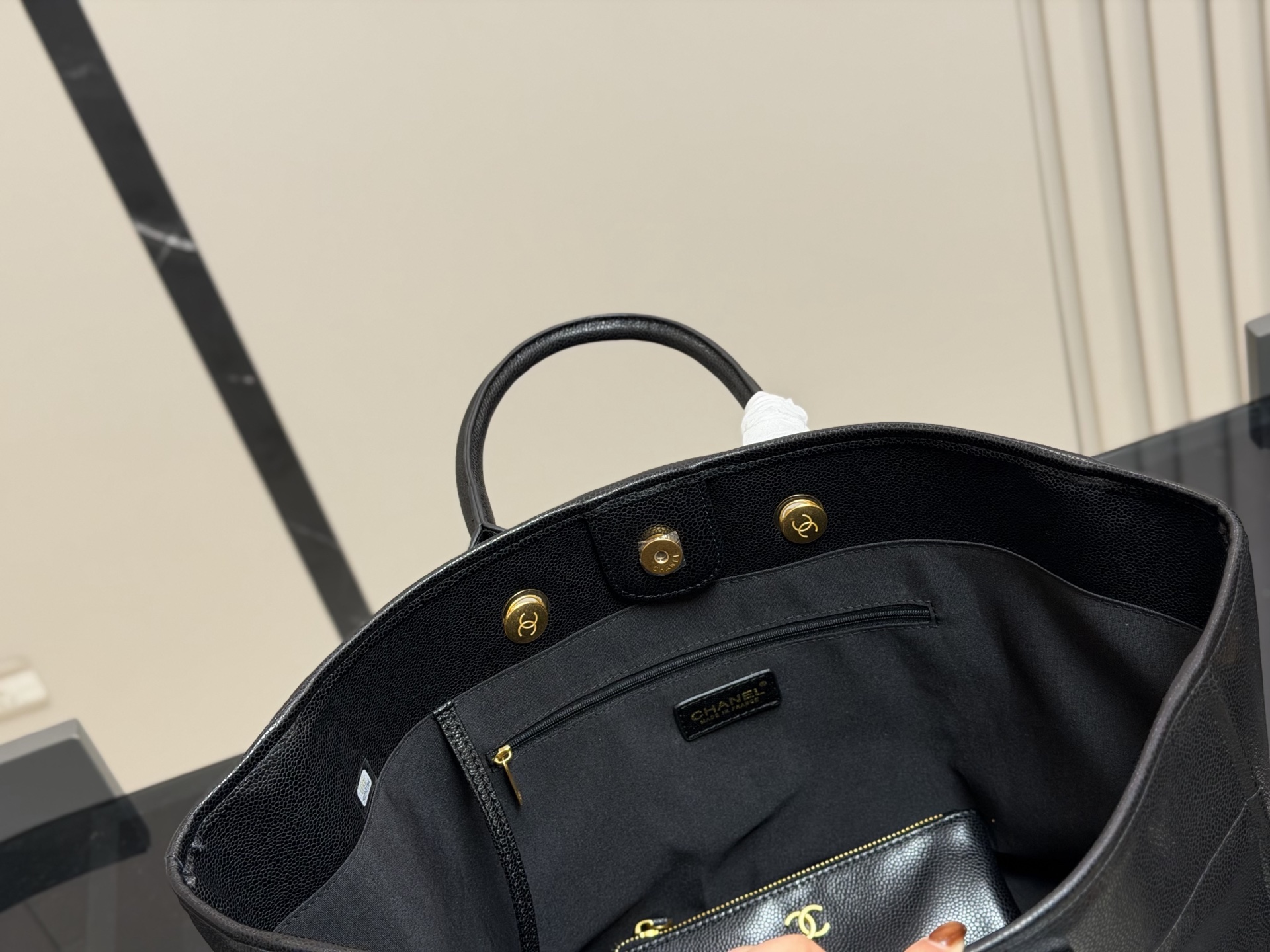 &yen;345 香奈儿CHANEL 鱼子酱沙滩链条⛓️包 大容量，日常短期出行背上这一个就足够了 慵懒风满满，上身上镜都非常好看 颜色复古又高级 人手必备款 尺寸:38.30cm