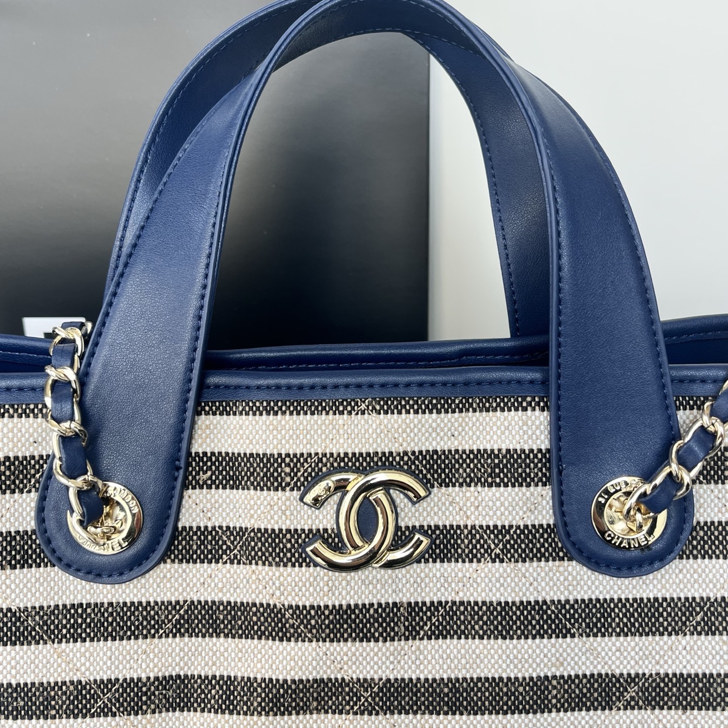 💰218包邮❗ OHANEL🚩🚩🚩𝟐𝟔𝐜 沙滩🏖️𝐭𝐨𝐭𝐞这款条纹菱格🐂牛仔帆布托特包 经典菱格纹 牛仔布拼皮革 ♨️休闲又不失优雅气质 金色双C标志超有辨识度 沙滩包设计方便开合 容量大 通勤or短途旅行🧳都很OK 牛仔布耐磨易打理 随便搭配休闲或正式穿搭🏖️都很出彩 实用又有设计感！ 尺寸𝟐𝟔*𝟒𝟒*𝟏𝟑𝐜𝐦 材质：条纹帆布 款号：80017 ❌不退不换慎重下单❌