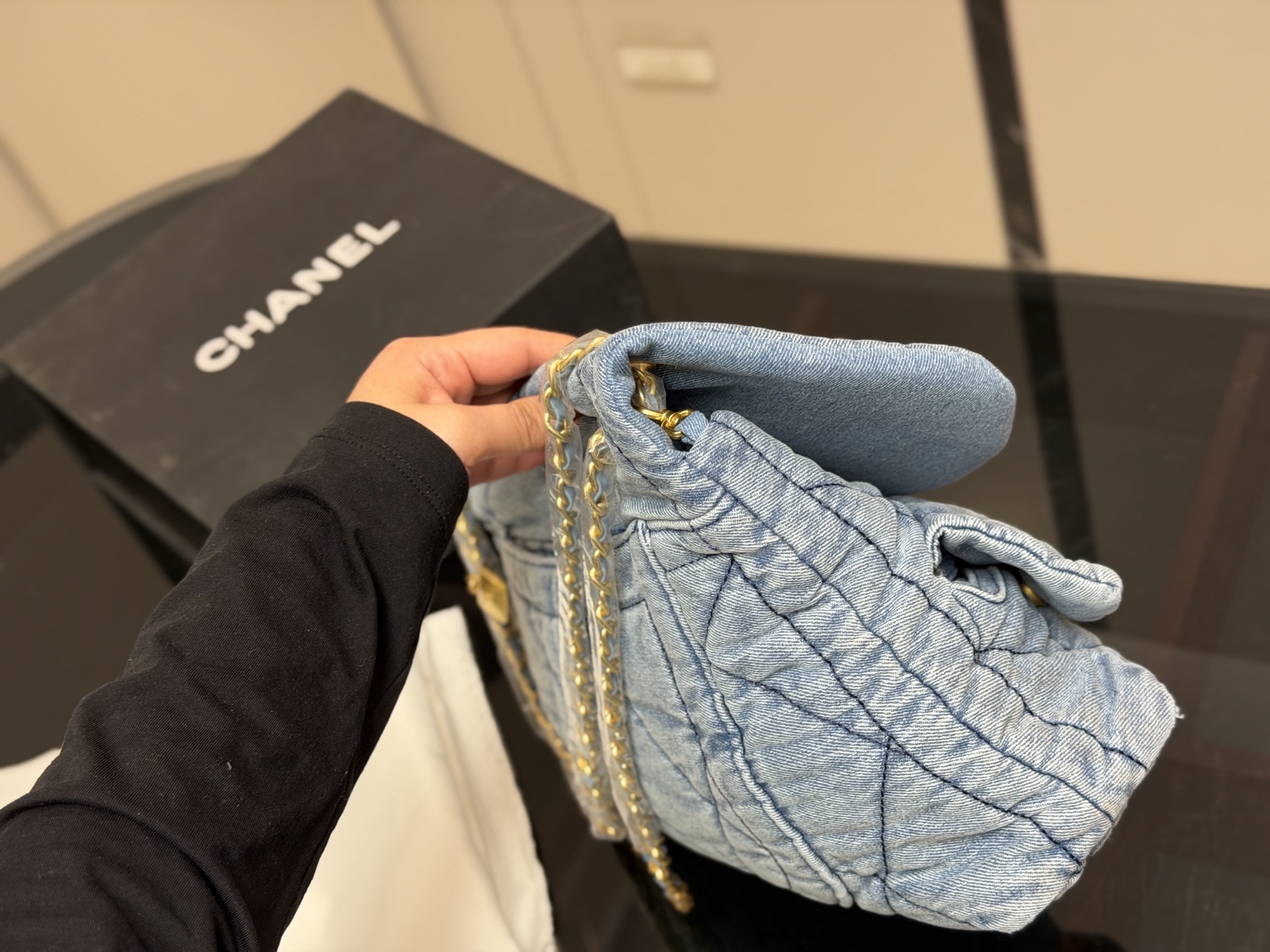 &yen;245 Chanel香奈儿25K好美啊，蝴蝶结还是百看不腻， 链条装饰充满活力。又嫩又俏皮 感觉香香的每一款都是投资级艺术品， 入手即定格永恒摩登风格，开心 保值又时髦，随性还百搭， 有的实用能装，有的优雅高贵 尺寸:36.22cm