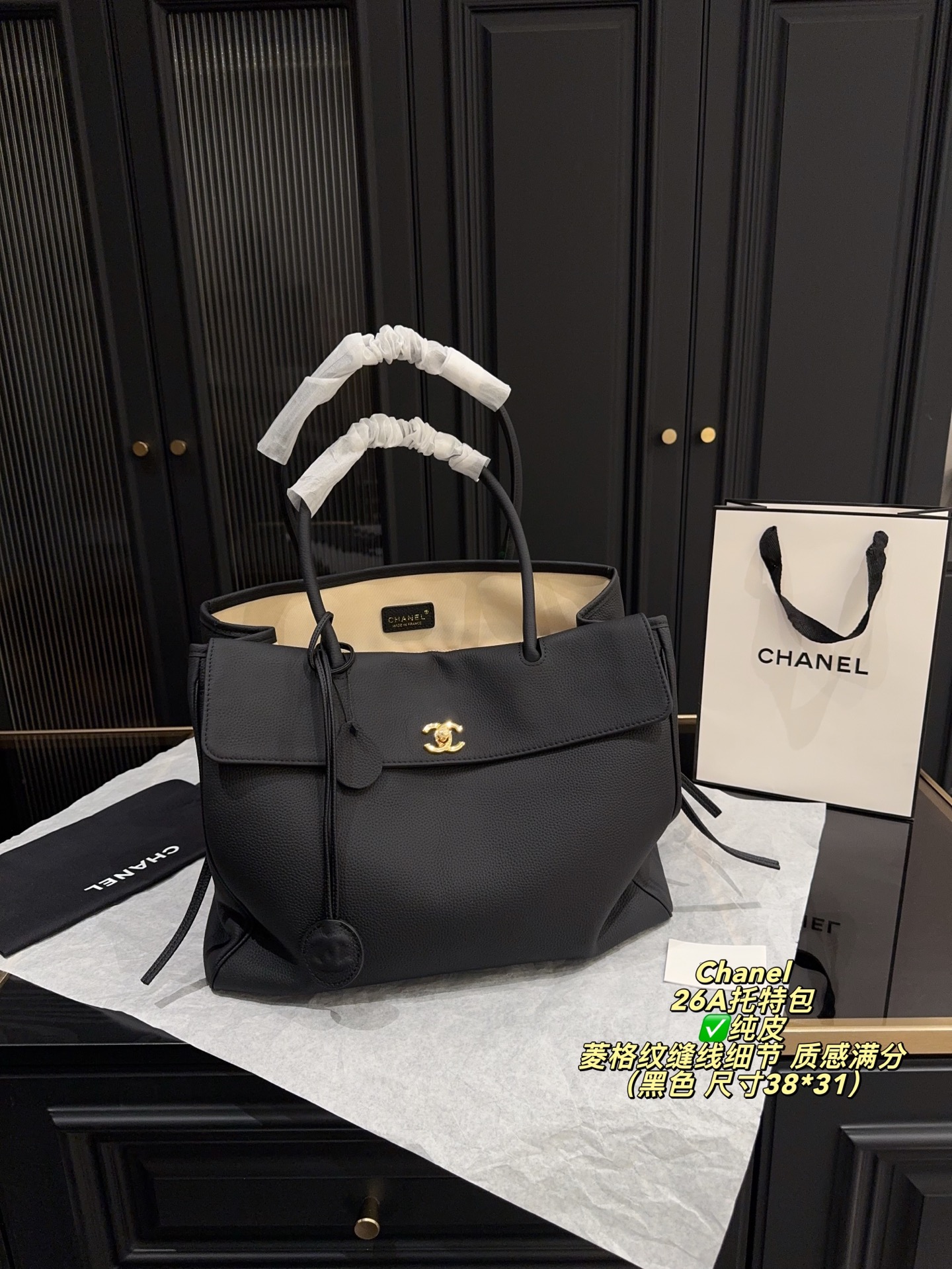 ✅纯皮P335无盒⚠️尺寸38*31 香奈儿Chanel 26A麂皮托特包 驼色麂皮+黑色皮革拼接，金色双C标志超有辨识度。菱格纹缝线细节，质感满分！尺寸适中，通勤休闲都能用，手提肩背都OK。