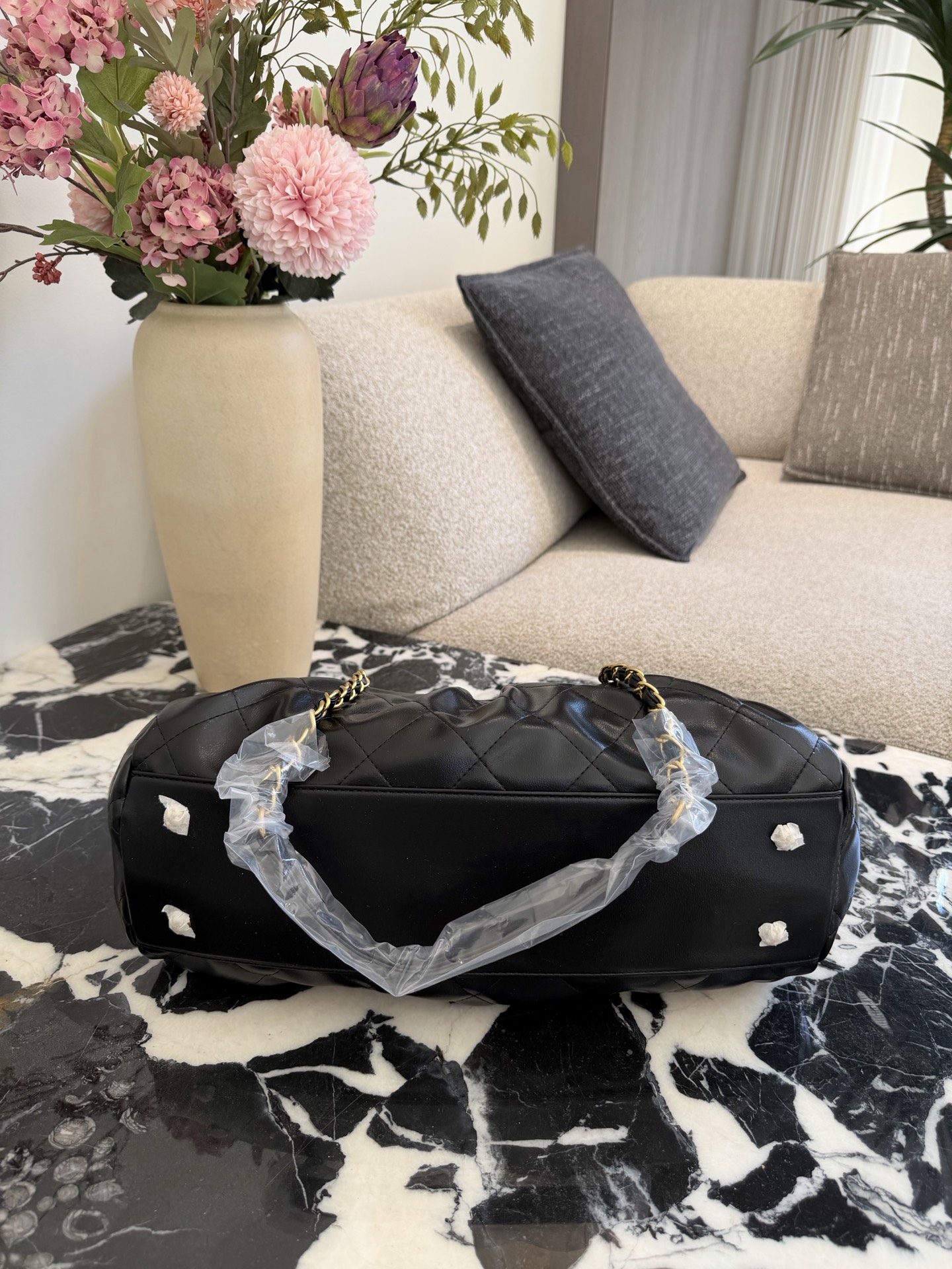 p230 香奈儿黑金保龄球包​​ 🖤香奈儿黑金保龄球包，经典菱格纹+黑色牛皮，金色双C Logo超有辨识度✨。皮穿链条肩带，舒适又时髦，拉链开合更安全。尺寸约32&times;19cm，容量大，通勤出行都OK！复古优雅风，实用又百搭，是香奈儿热门款，公价约3万，二手价随成色和配件浮动哦～无盒