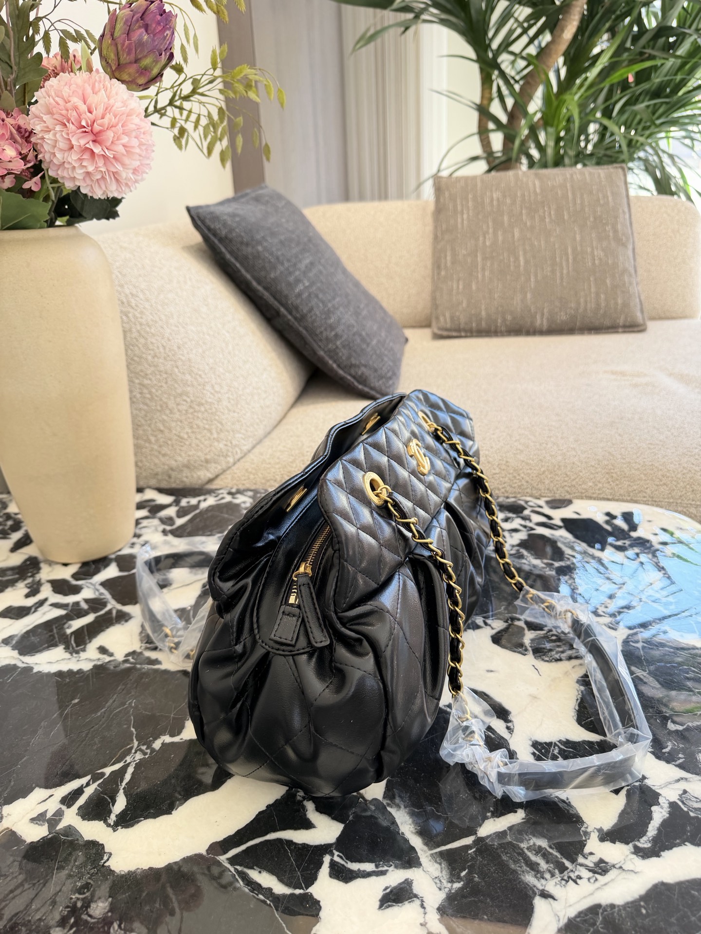 p230 香奈儿黑金保龄球包​​ 🖤香奈儿黑金保龄球包，经典菱格纹+黑色牛皮，金色双C Logo超有辨识度✨。皮穿链条肩带，舒适又时髦，拉链开合更安全。尺寸约32&times;19cm，容量大，通勤出行都OK！复古优雅风，实用又百搭，是香奈儿热门款，公价约3万，二手价随成色和配件浮动哦～无盒