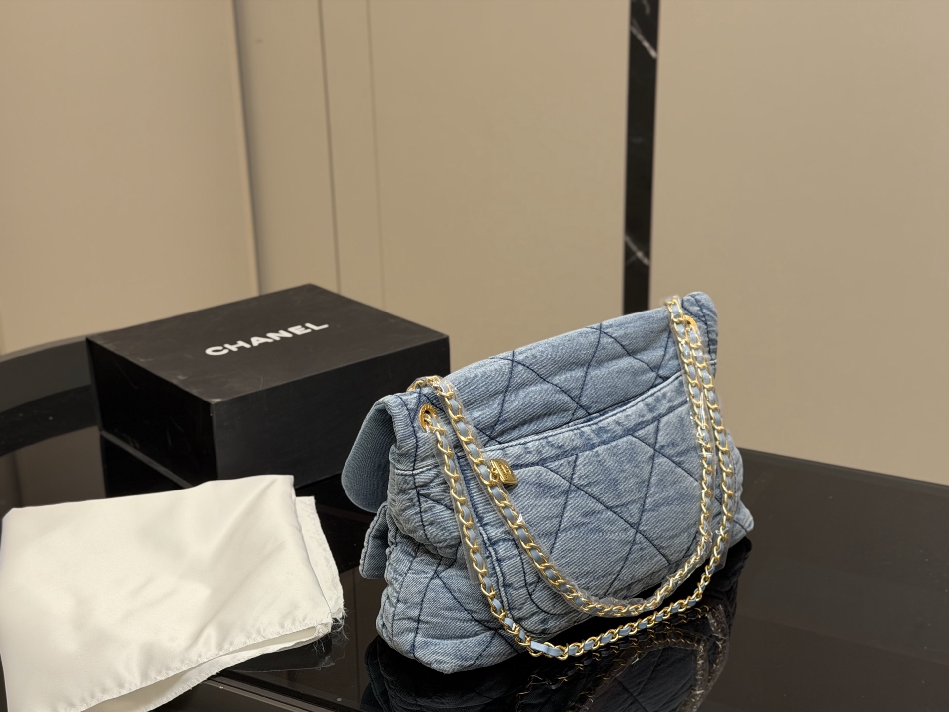 &yen;245 Chanel香奈儿25K好美啊，蝴蝶结还是百看不腻， 链条装饰充满活力。又嫩又俏皮 感觉香香的每一款都是投资级艺术品， 入手即定格永恒摩登风格，开心 保值又时髦，随性还百搭， 有的实用能装，有的优雅高贵 尺寸:36.22cm