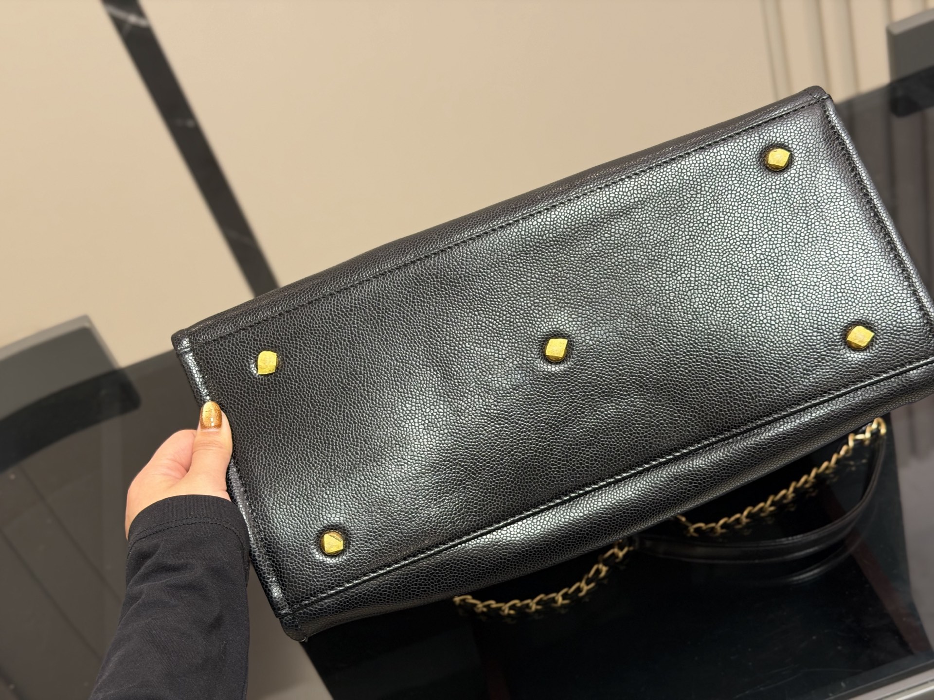 &yen;345 香奈儿CHANEL 鱼子酱沙滩链条⛓️包 大容量，日常短期出行背上这一个就足够了 慵懒风满满，上身上镜都非常好看 颜色复古又高级 人手必备款 尺寸:38.30cm