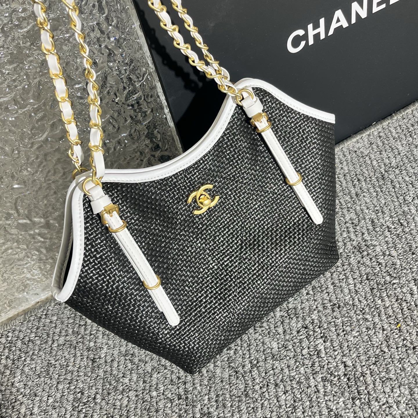 💰180包邮❗ Chanel🧩26C早春系列 嬉皮包 mini tote💦采用进口小牛皮配草编➕复古金属五金 皮质柔软 耐用性更高更显利落的精致感 可斜挎链条⛓️它让链条长度能适配不同背法 日常搭配自然垂在胯侧 上身效果 更显经得起时光的松弛感 尺寸: 30-20-6cm 款号：80014 材质：草编 ❌不退不换慎重下单❌