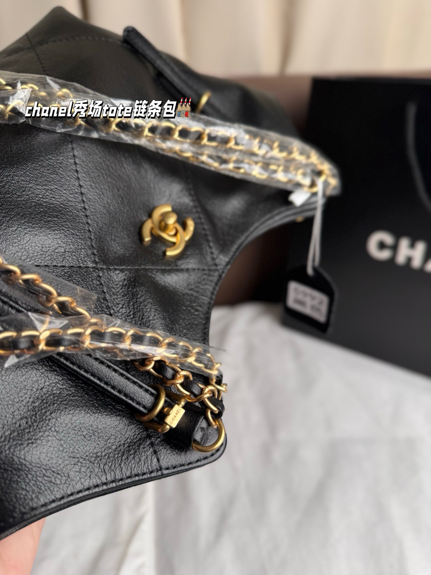 P215 香奈儿 chanel秀场tote新款🔥 秋冬tote包一如既往的备受瞩目👀 可以装下全世界的巨大容量 休闲软塌 背出随性风格 简约大菱格衬托整个包的大气凌然 出街最佳搭档 尺寸 18*18