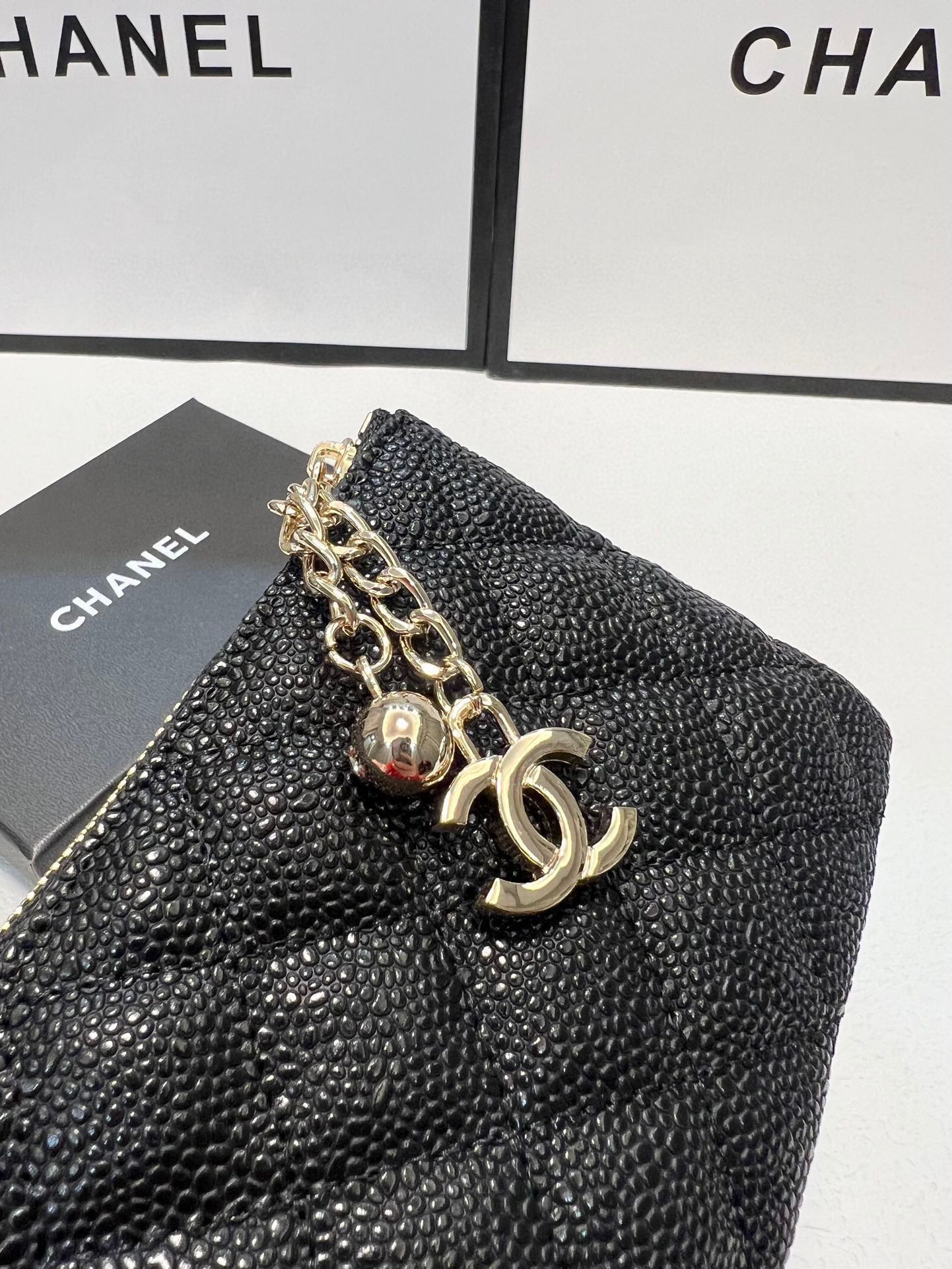 P65🎀🎀颜色 黑🎀尺寸 14.5x9🎀香奈儿鱼子酱牛皮🐑零钱包👍里外全皮🔥经典搭配，时尚百搭