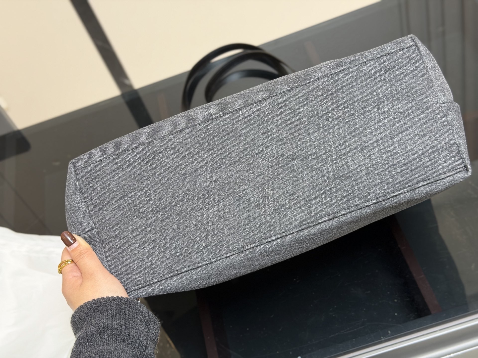 &yen;180 尺寸：36.28cm 香奈儿 牛仔沙滩包🏖️ 安排！安排！ 今年出的这个沙滩包可太好看了! 水洗做旧款更加有高级感