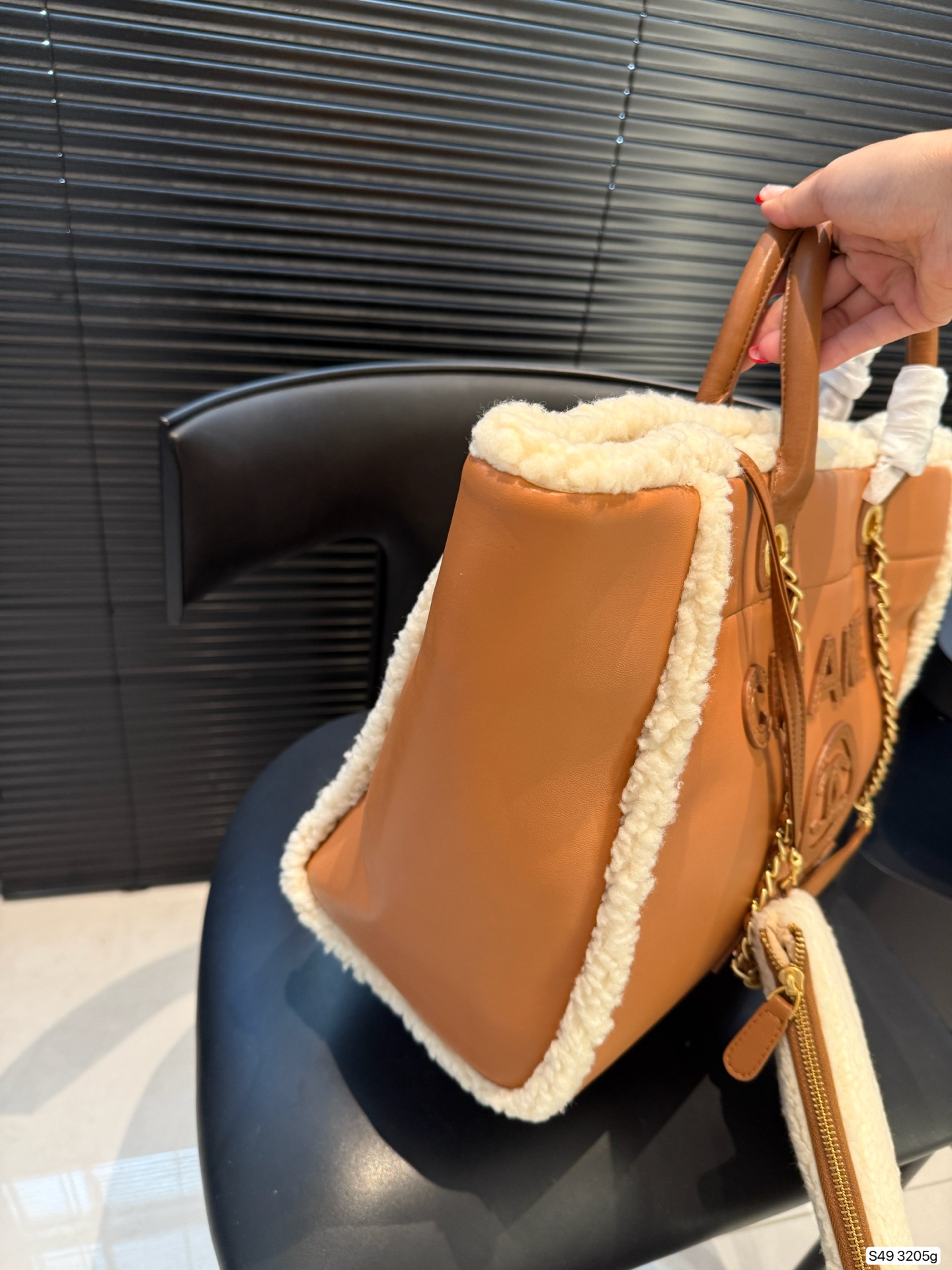 P295 纯皮羊羔毛香奈儿沙滩 不论日常出游或是假日逛街，出镜率超高的包款总让人联想到温暖的季节和愜意海滩时光。质地清新自然，为结构感鲜明的包款注入优雅精髓。尺寸：40 30 货号3205