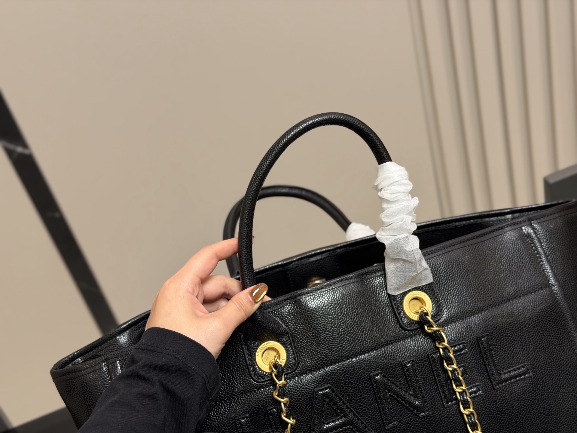 &yen;345 香奈儿CHANEL 鱼子酱沙滩链条⛓️包 大容量，日常短期出行背上这一个就足够了 慵懒风满满，上身上镜都非常好看 颜色复古又高级 人手必备款 尺寸:38.30cm