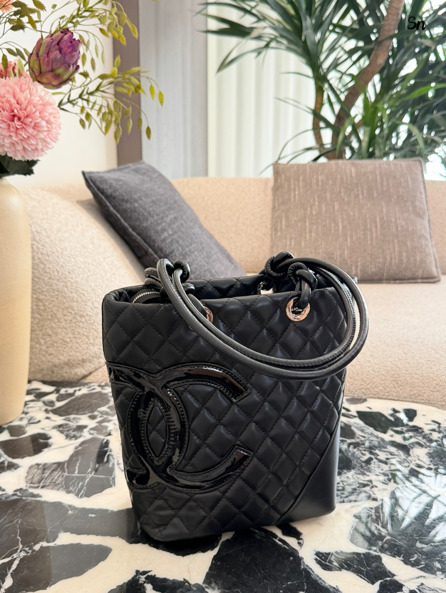 p190 Chanel康鹏菜篮子是我最好的拍照搭子 Soblack牛皮菜篮子松弛的时髦感 自重很轻便！又很能装 出门逛街拍照都很好靓 -20&times;25无盒