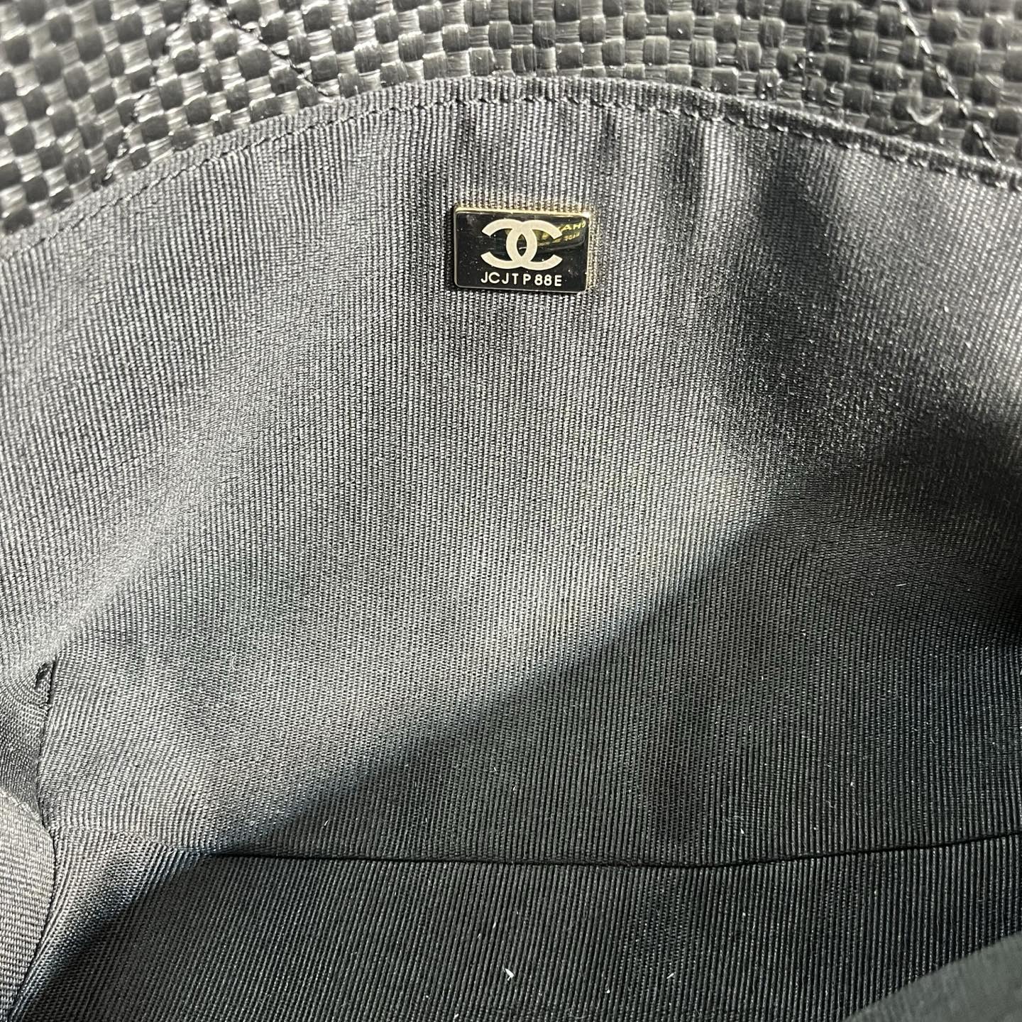 💰180包邮❗ Chanel🧩26C早春系列 嬉皮包 mini tote💦采用进口小牛皮配草编➕复古金属五金 皮质柔软 耐用性更高更显利落的精致感 可斜挎链条⛓️它让链条长度能适配不同背法 日常搭配自然垂在胯侧 上身效果 更显经得起时光的松弛感 尺寸: 30-20-6cm 款号：80014 材质：草编 ❌不退不换慎重下单❌