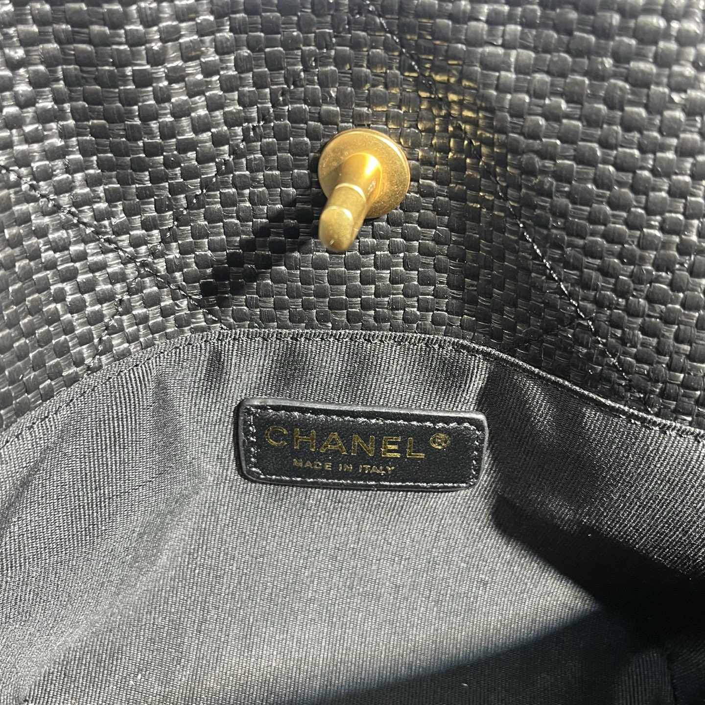 💰180包邮❗ Chanel🧩26C早春系列 嬉皮包 mini tote💦采用进口小牛皮配草编➕复古金属五金 皮质柔软 耐用性更高更显利落的精致感 可斜挎链条⛓️它让链条长度能适配不同背法 日常搭配自然垂在胯侧 上身效果 更显经得起时光的松弛感 尺寸: 30-20-6cm 款号：80014 材质：草编 ❌不退不换慎重下单❌