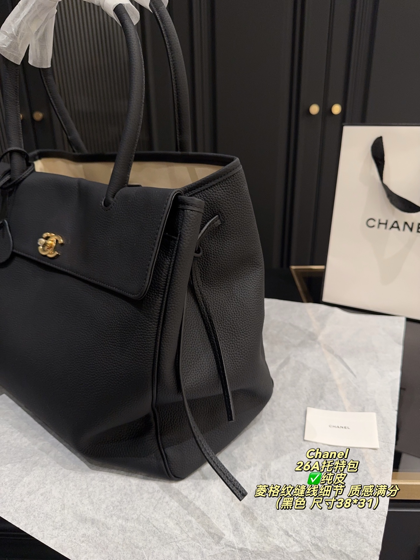✅纯皮P335无盒⚠️尺寸38*31 香奈儿Chanel 26A麂皮托特包 驼色麂皮+黑色皮革拼接，金色双C标志超有辨识度。菱格纹缝线细节，质感满分！尺寸适中，通勤休闲都能用，手提肩背都OK。