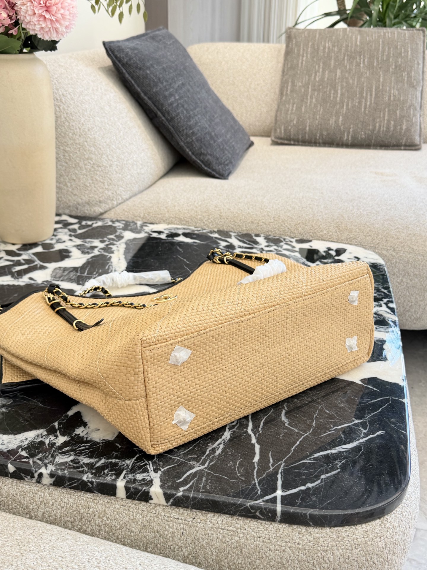 p220 香奈儿26C拉菲草编织托特包​​ 🌾香奈儿26C早春度假系列拉菲草编织托特包，天然拉菲草+黑色皮革滚边，金色双C标志超有辨识度✨。链条肩带+白色编织装饰，细节满分！小号尺寸，轻盈又实用，通勤、度假都能轻松驾驭。灵感来自夏日度假风，搭配清新或休闲穿搭，氛围感直接拉满～👜30cm无盒