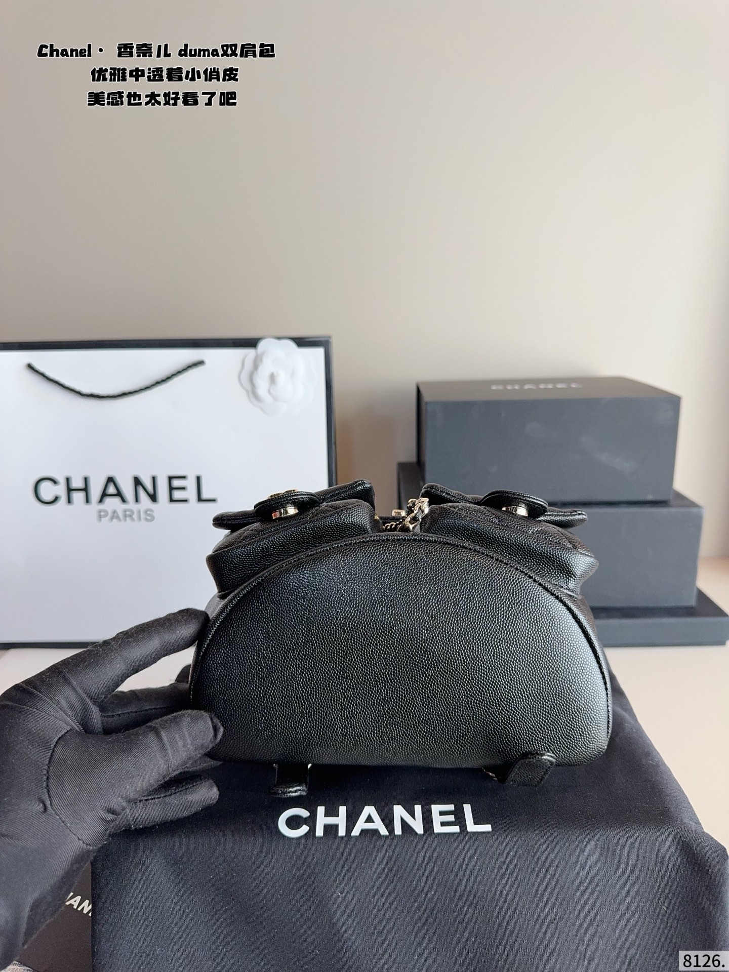p190.配礼盒🎁. 香奈儿 双肩包duma 淡金扣,选了耐用的 看似小巧精致,但是日常出门所需的用 品都是可以装下的。 越看越好看!背上就有富家千金的贵气骄矜感!容量 优秀解放双手,可单肩双肩手提,不过时的出街神 器!尺寸:20*11*18cm
