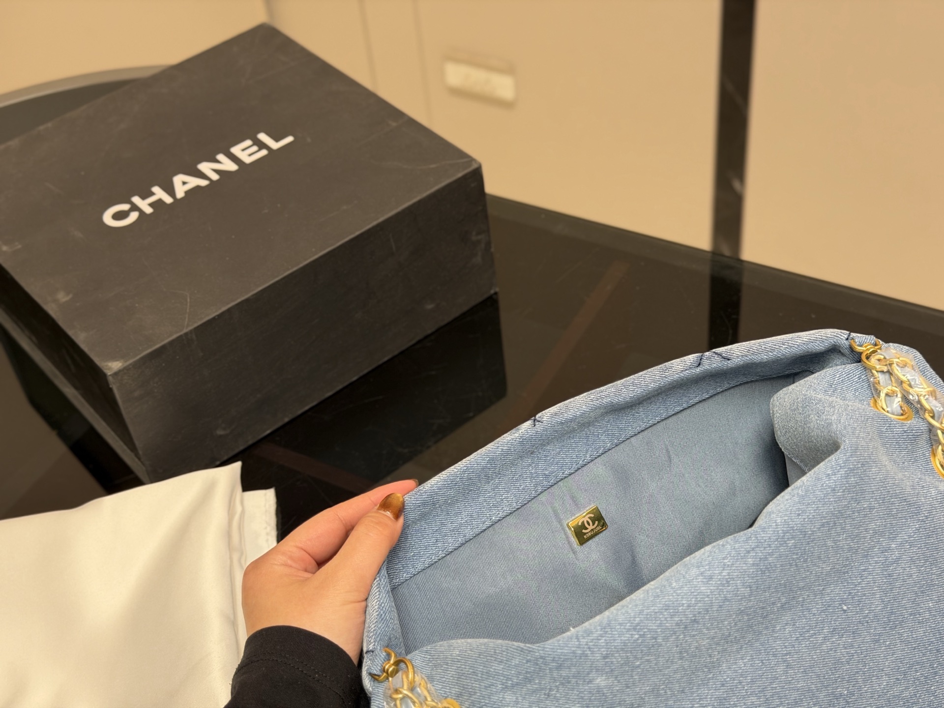 &yen;245 Chanel香奈儿25K好美啊，蝴蝶结还是百看不腻， 链条装饰充满活力。又嫩又俏皮 感觉香香的每一款都是投资级艺术品， 入手即定格永恒摩登风格，开心 保值又时髦，随性还百搭， 有的实用能装，有的优雅高贵 尺寸:36.22cm