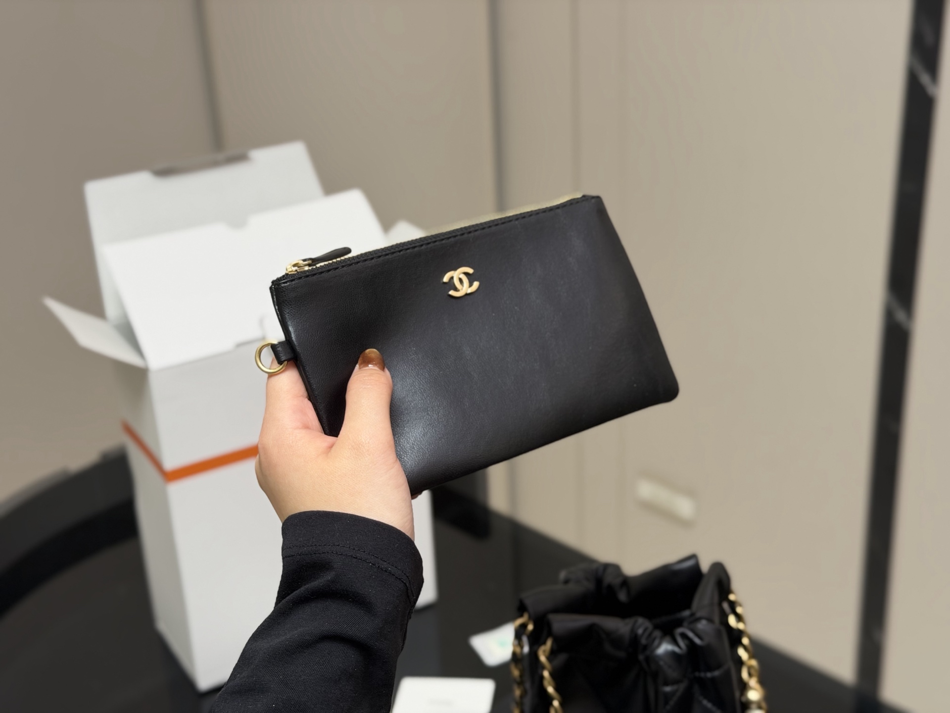 &yen;180 配折叠盒飞机盒 size：20*20cm 香奈儿 迷你22bag 缩小版22bag显得格外的俏皮可爱， 依旧是小牛皮材质， 柔软而轻盈！ 搜索🔍 垃圾袋 mini