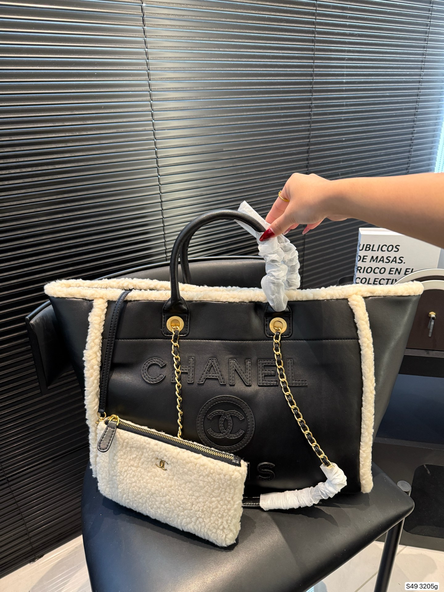 P295 纯皮羊羔毛香奈儿沙滩 不论日常出游或是假日逛街，出镜率超高的包款总让人联想到温暖的季节和愜意海滩时光。质地清新自然，为结构感鲜明的包款注入优雅精髓。尺寸：40 30 货号3205