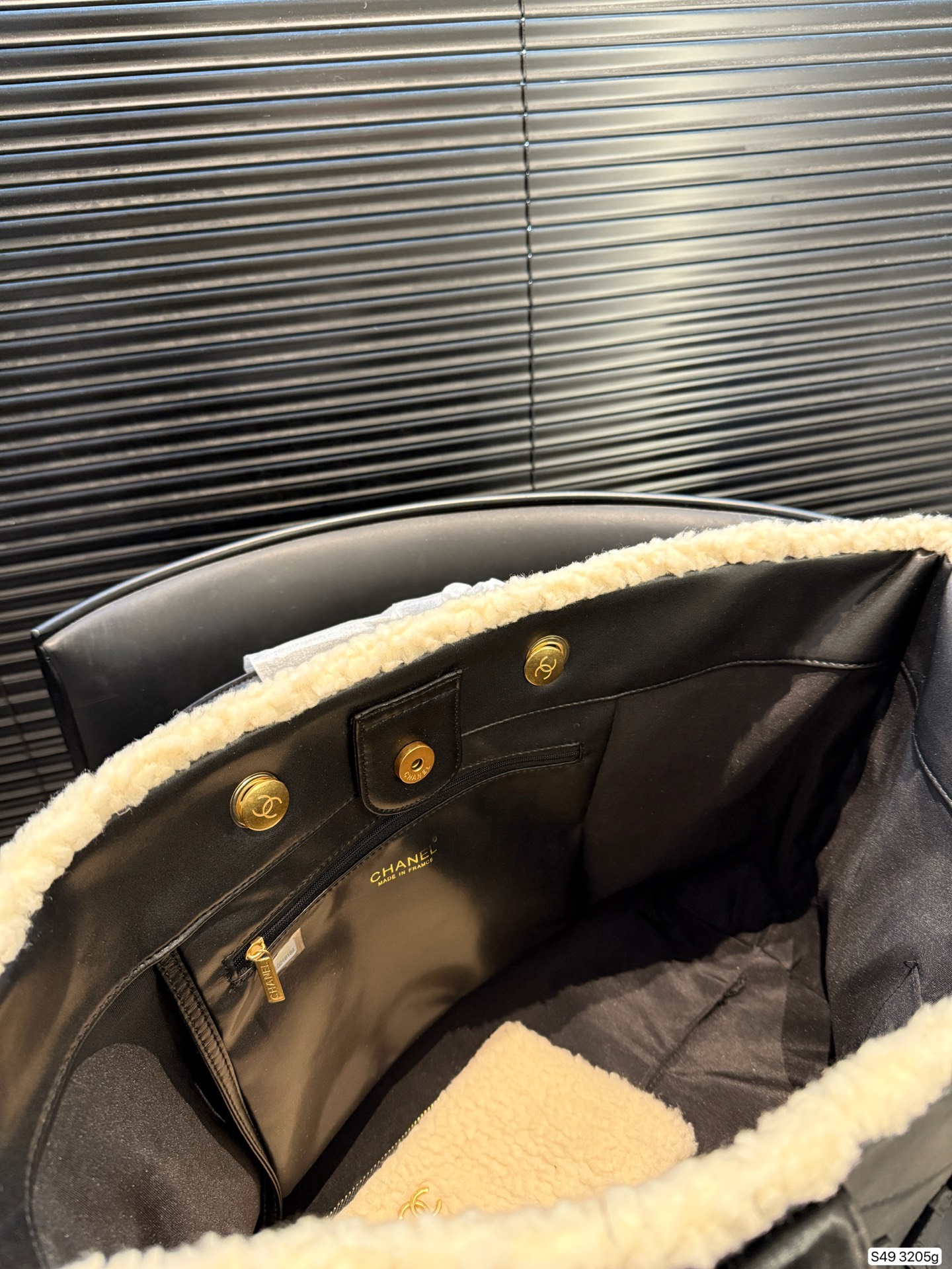 P295 纯皮羊羔毛香奈儿沙滩 不论日常出游或是假日逛街，出镜率超高的包款总让人联想到温暖的季节和愜意海滩时光。质地清新自然，为结构感鲜明的包款注入优雅精髓。尺寸：40 30 货号3205