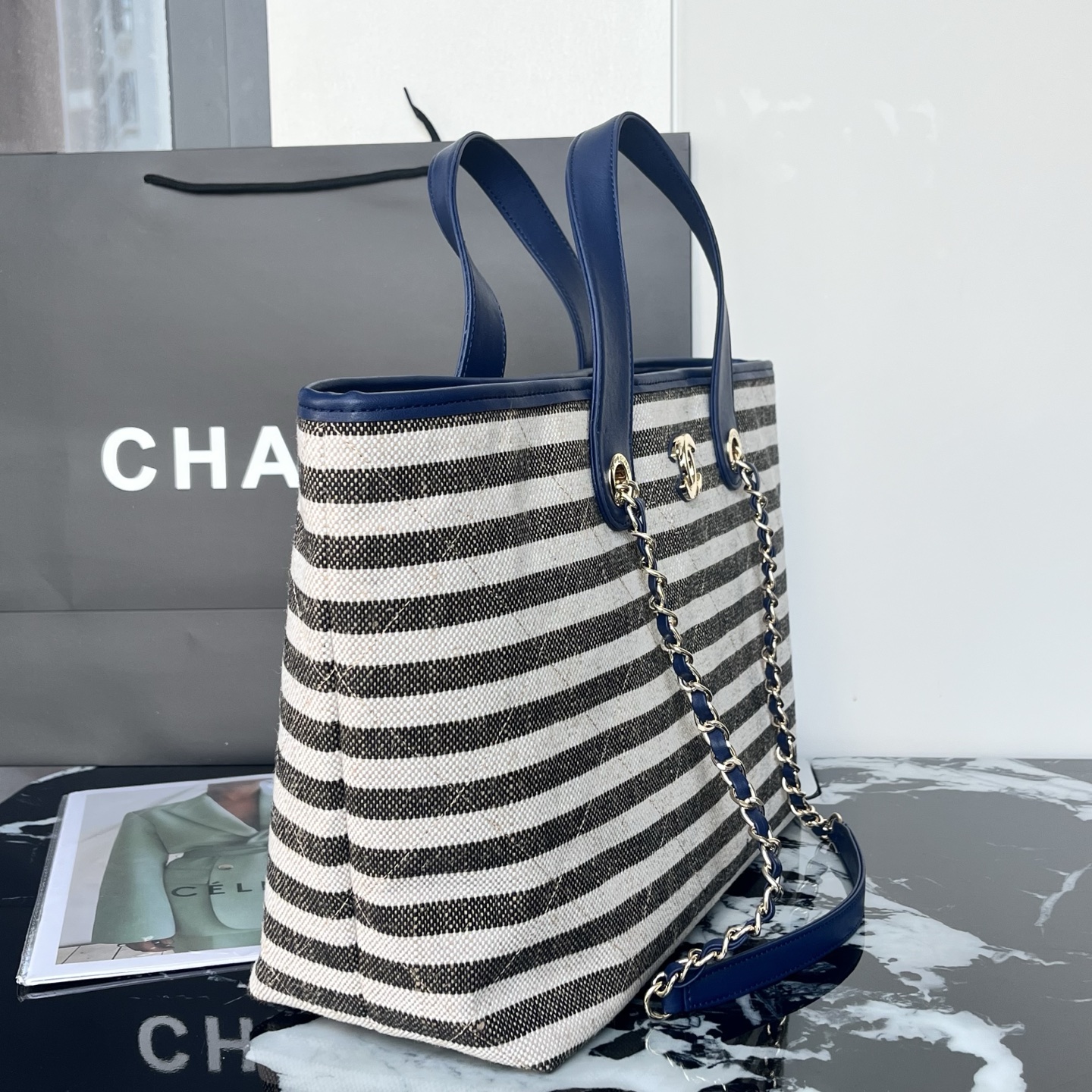 💰218包邮❗ OHANEL🚩🚩🚩𝟐𝟔𝐜 沙滩🏖️𝐭𝐨𝐭𝐞这款条纹菱格🐂牛仔帆布托特包 经典菱格纹 牛仔布拼皮革 ♨️休闲又不失优雅气质 金色双C标志超有辨识度 沙滩包设计方便开合 容量大 通勤or短途旅行🧳都很OK 牛仔布耐磨易打理 随便搭配休闲或正式穿搭🏖️都很出彩 实用又有设计感！ 尺寸𝟐𝟔*𝟒𝟒*𝟏𝟑𝐜𝐦 材质：条纹帆布 款号：80017 ❌不退不换慎重下单❌