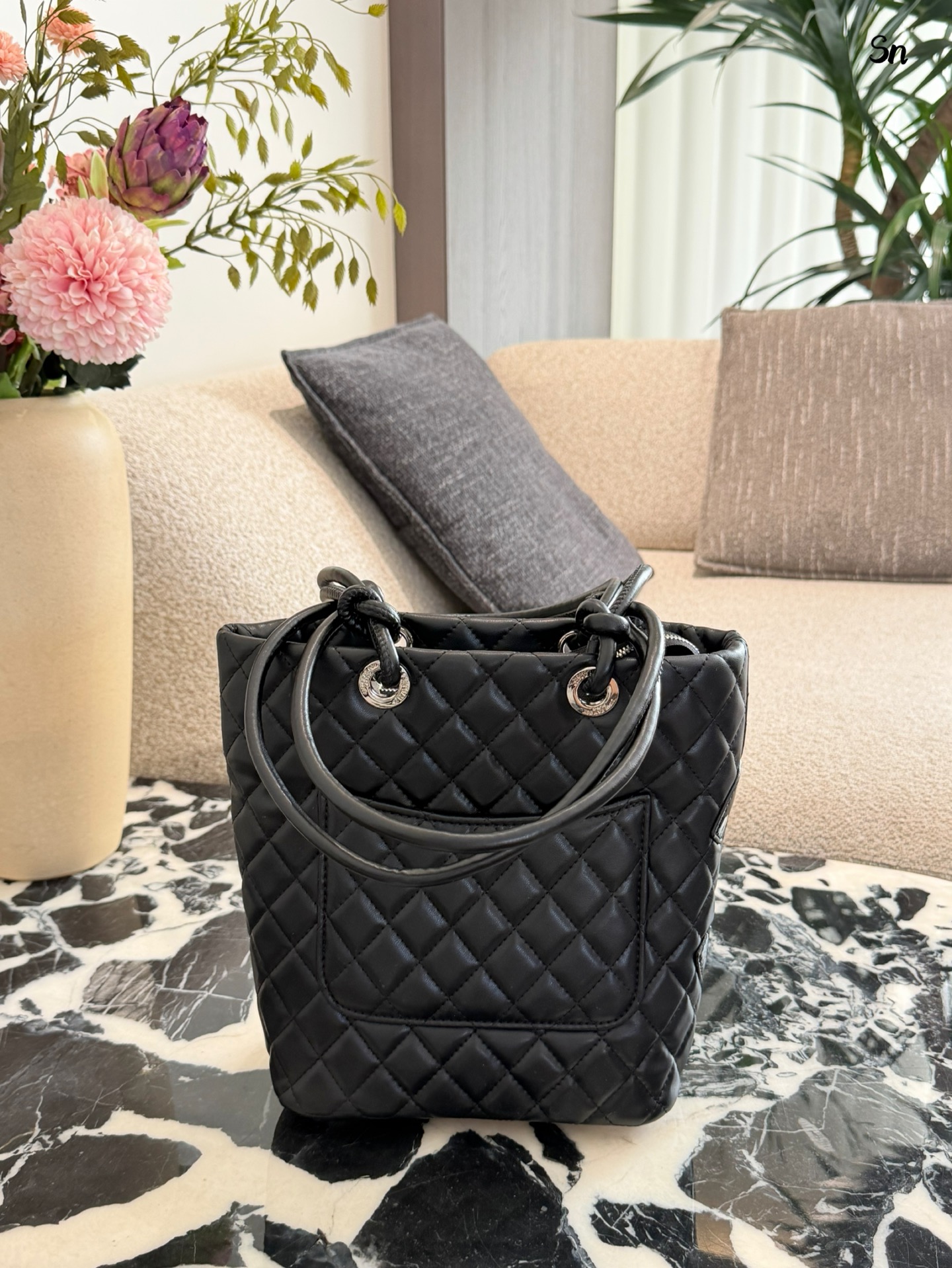 p190 Chanel康鹏菜篮子是我最好的拍照搭子 Soblack牛皮菜篮子松弛的时髦感 自重很轻便！又很能装 出门逛街拍照都很好靓 -20&times;25无盒