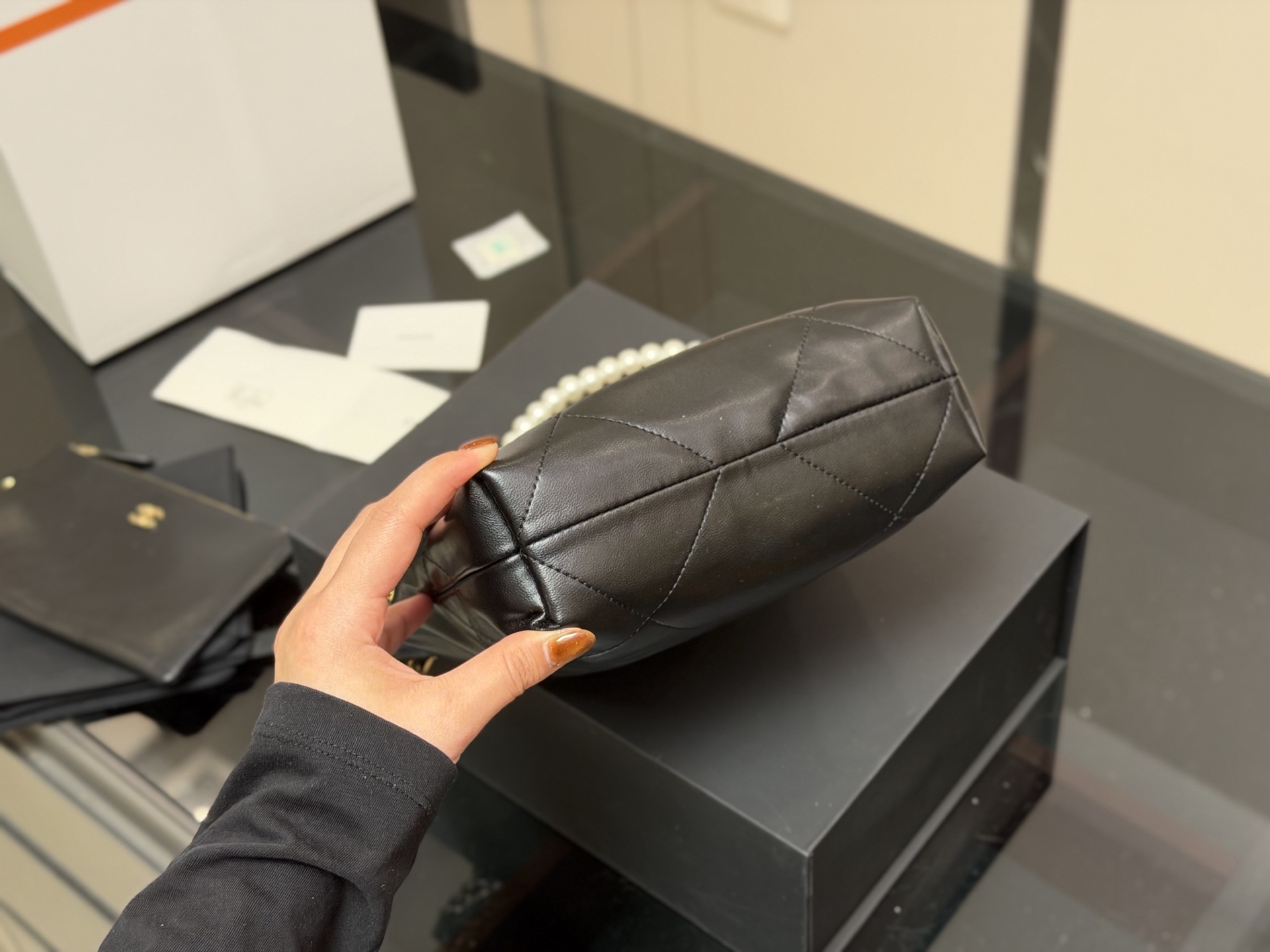 &yen;180 配折叠盒飞机盒 size：20*20cm 香奈儿 迷你22bag 缩小版22bag显得格外的俏皮可爱， 依旧是小牛皮材质， 柔软而轻盈！ 搜索🔍 垃圾袋 mini