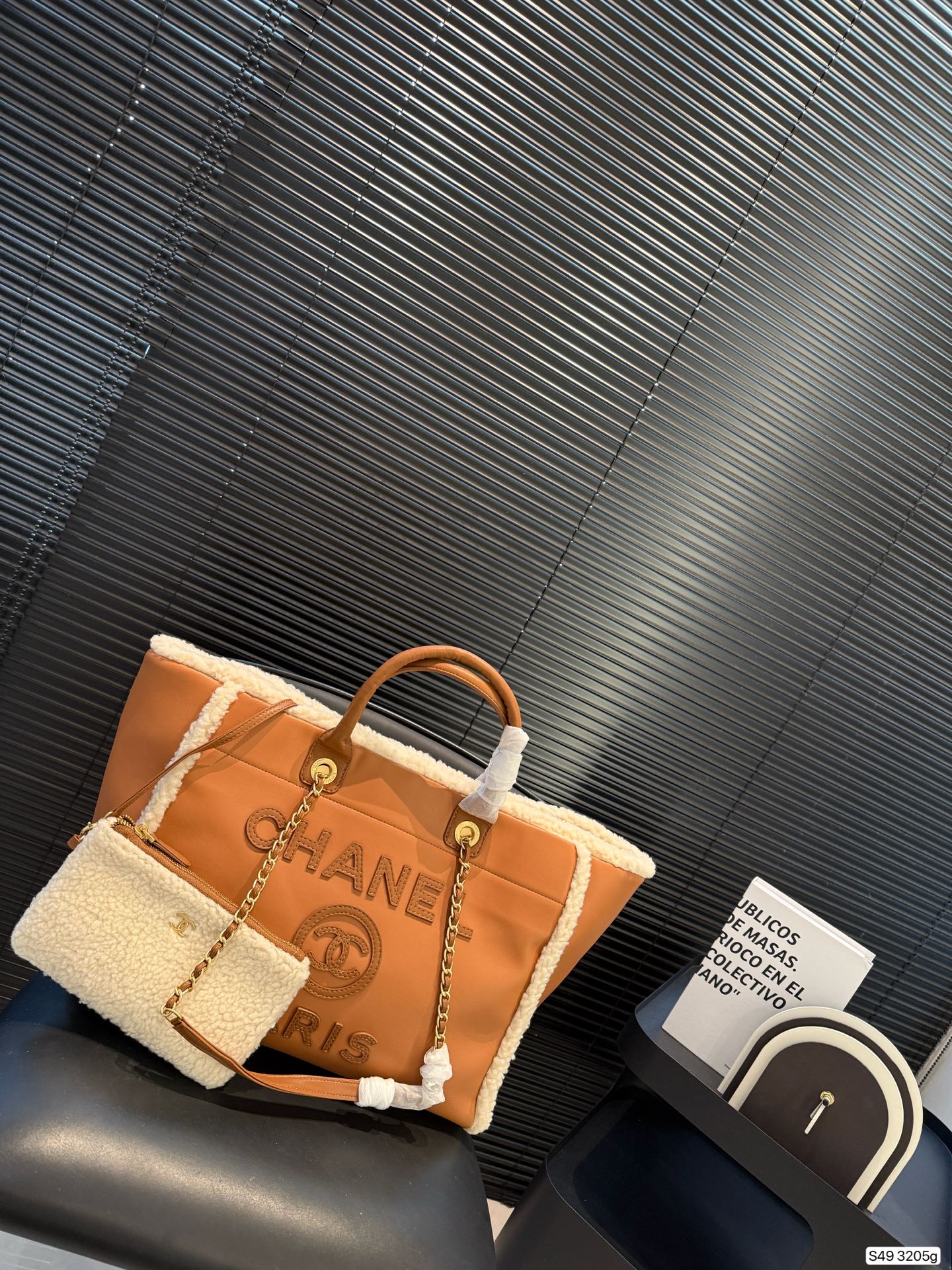 P295 纯皮羊羔毛香奈儿沙滩 不论日常出游或是假日逛街，出镜率超高的包款总让人联想到温暖的季节和愜意海滩时光。质地清新自然，为结构感鲜明的包款注入优雅精髓。尺寸：40 30 货号3205