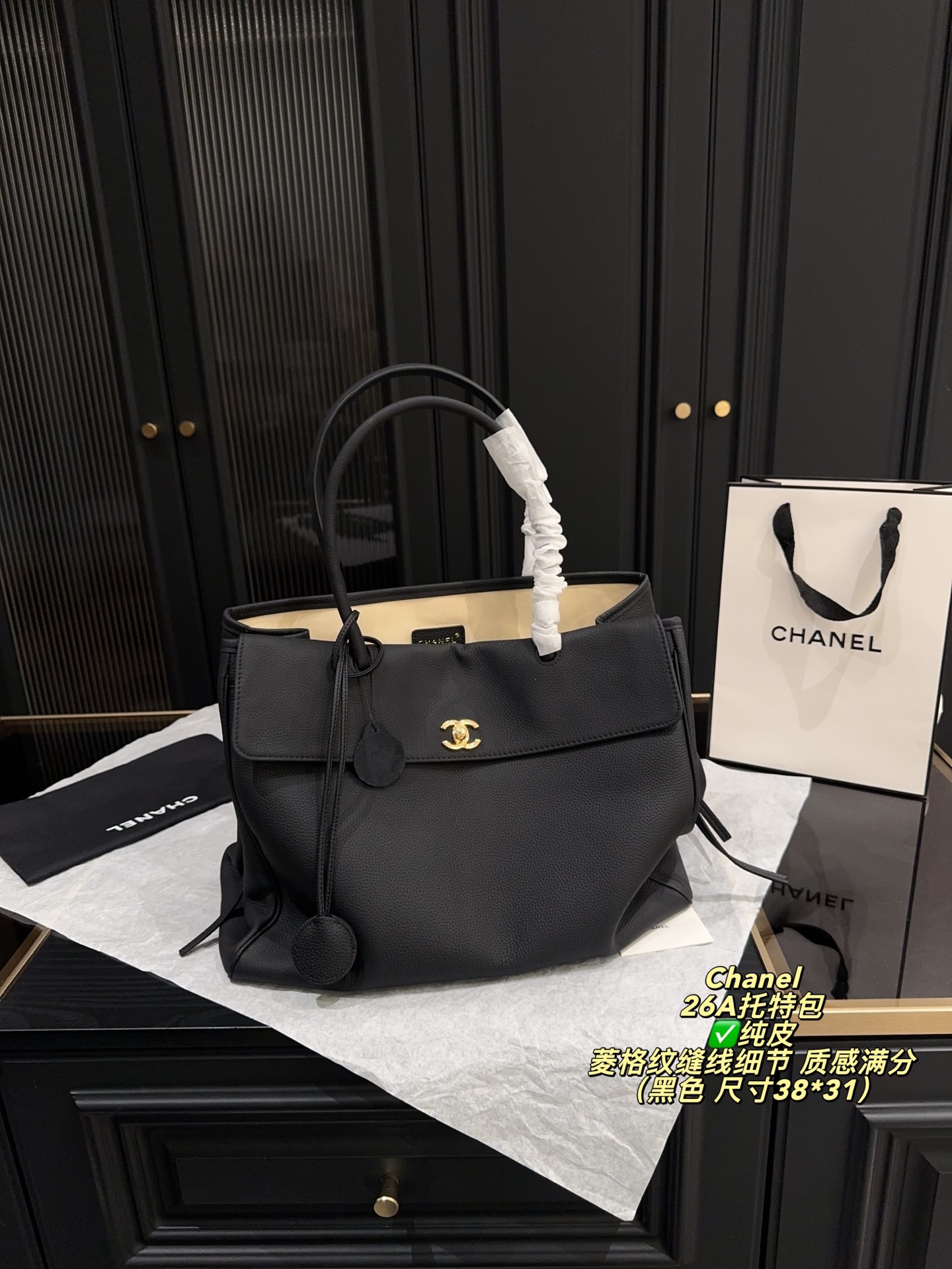 ✅纯皮P335无盒⚠️尺寸38*31 香奈儿Chanel 26A麂皮托特包 驼色麂皮+黑色皮革拼接，金色双C标志超有辨识度。菱格纹缝线细节，质感满分！尺寸适中，通勤休闲都能用，手提肩背都OK。