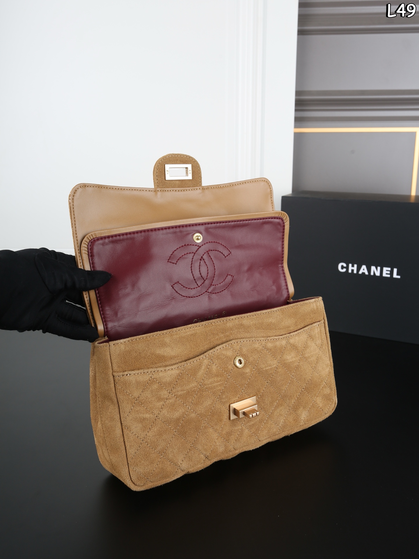 P280 全套礼盒 CHANEL香奈儿 麂皮 2.55 链条包 单肩包 口盖包 实物的质感真的太美好了,会随着光线不同呈现出不同的颜色或深或浅,抚摸上去又柔又软的手感👋,简直要感动,它不是那种短的粗砺感的颗粒短绒,是带长毛绒的,柔软 尺寸:24×15