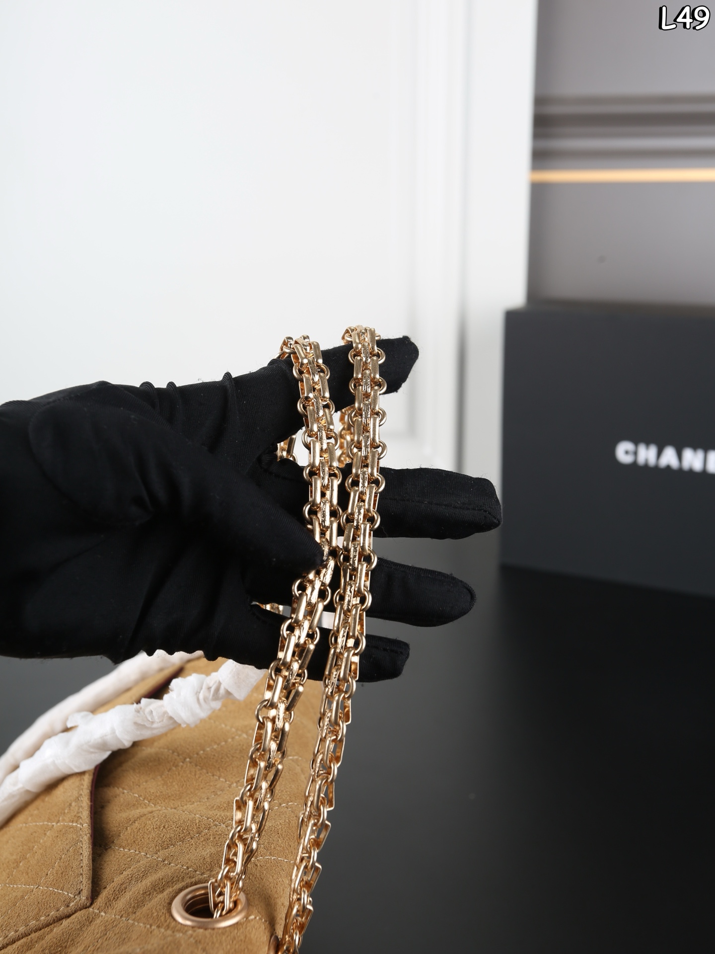 P280 全套礼盒 CHANEL香奈儿 麂皮 2.55 链条包 单肩包 口盖包 实物的质感真的太美好了,会随着光线不同呈现出不同的颜色或深或浅,抚摸上去又柔又软的手感👋,简直要感动,它不是那种短的粗砺感的颗粒短绒,是带长毛绒的,柔软 尺寸:24×15