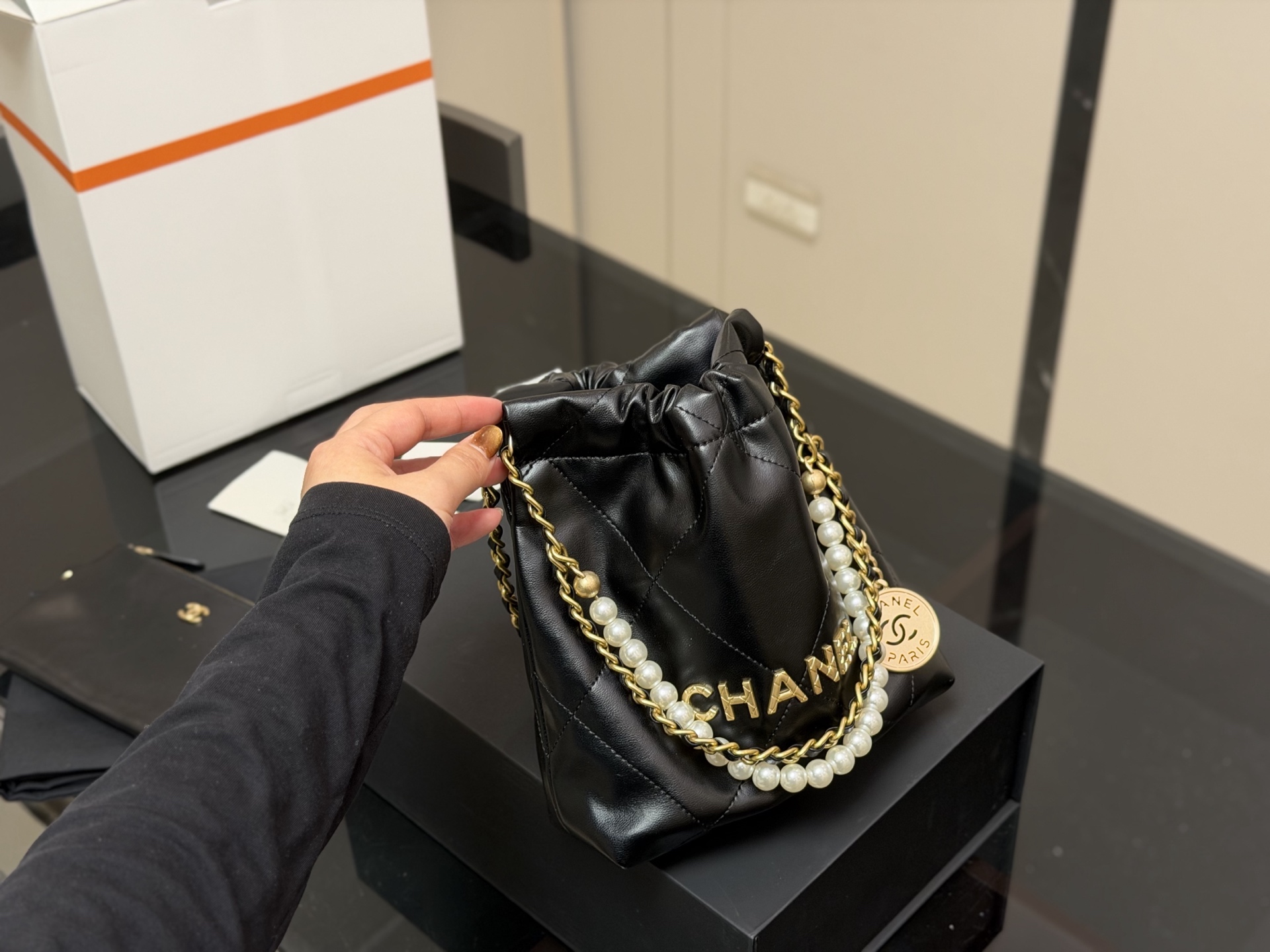 &yen;180 配折叠盒飞机盒 size：20*20cm 香奈儿 迷你22bag 缩小版22bag显得格外的俏皮可爱， 依旧是小牛皮材质， 柔软而轻盈！ 搜索🔍 垃圾袋 mini