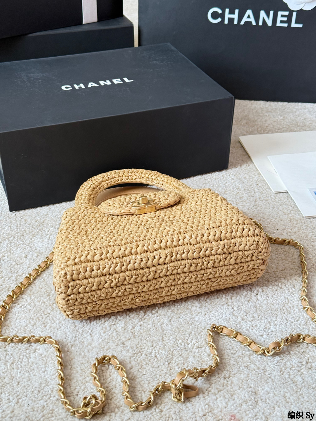 编织 p220 香奈儿chanel ｜Kelly迷你手袋 +香奈儿Kelly迷你手袋，经典菱格纹+金属链条，优雅又实用！优质牛皮，手感细腻耐用，灰色调超百搭，通勤约会都能轻松驾驭山 手提斜挎都OK，内部空间虽小但能装下手机、口红等日常小物。 Kelly系列自1963年诞生，是奢华与经典的象征，清冷高级，搭配浅色或中性风服饰，气质直接拉满 14x20x7cm约14x20x7cm