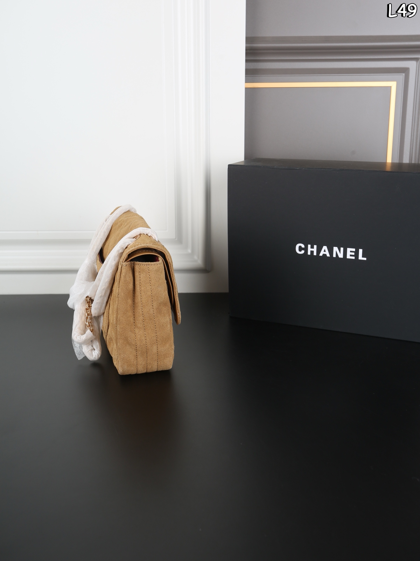 P280 全套礼盒 CHANEL香奈儿 麂皮 2.55 链条包 单肩包 口盖包 实物的质感真的太美好了,会随着光线不同呈现出不同的颜色或深或浅,抚摸上去又柔又软的手感👋,简直要感动,它不是那种短的粗砺感的颗粒短绒,是带长毛绒的,柔软 尺寸:24×15