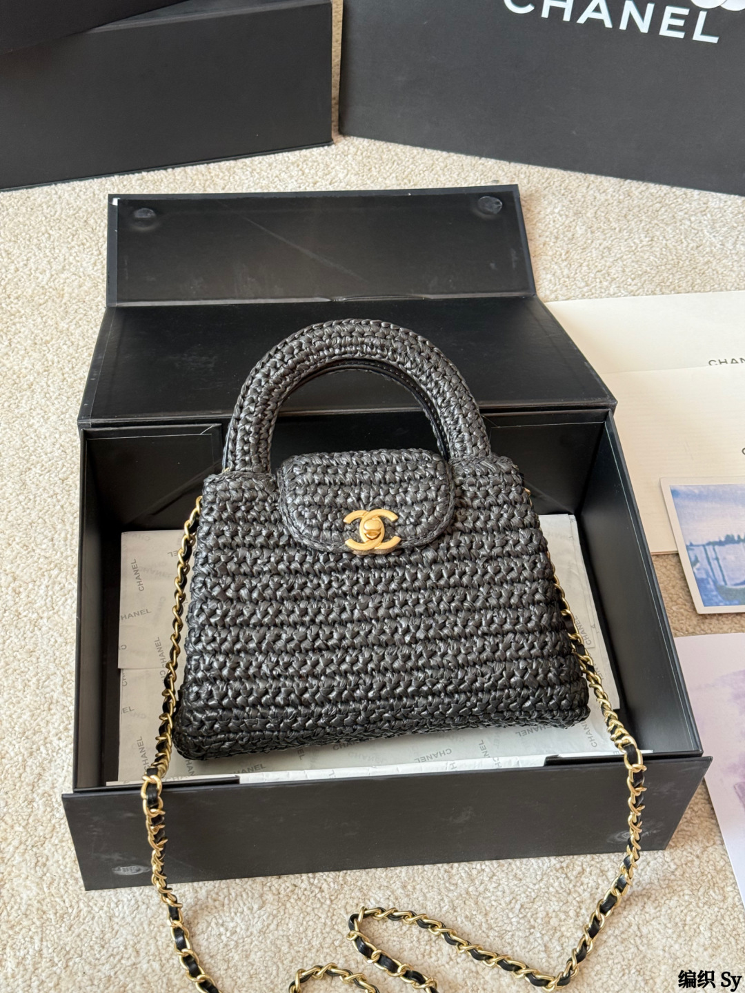 编织 p220 香奈儿chanel ｜Kelly迷你手袋 +香奈儿Kelly迷你手袋，经典菱格纹+金属链条，优雅又实用！优质牛皮，手感细腻耐用，灰色调超百搭，通勤约会都能轻松驾驭山 手提斜挎都OK，内部空间虽小但能装下手机、口红等日常小物。 Kelly系列自1963年诞生，是奢华与经典的象征，清冷高级，搭配浅色或中性风服饰，气质直接拉满 14x20x7cm约14x20x7cm