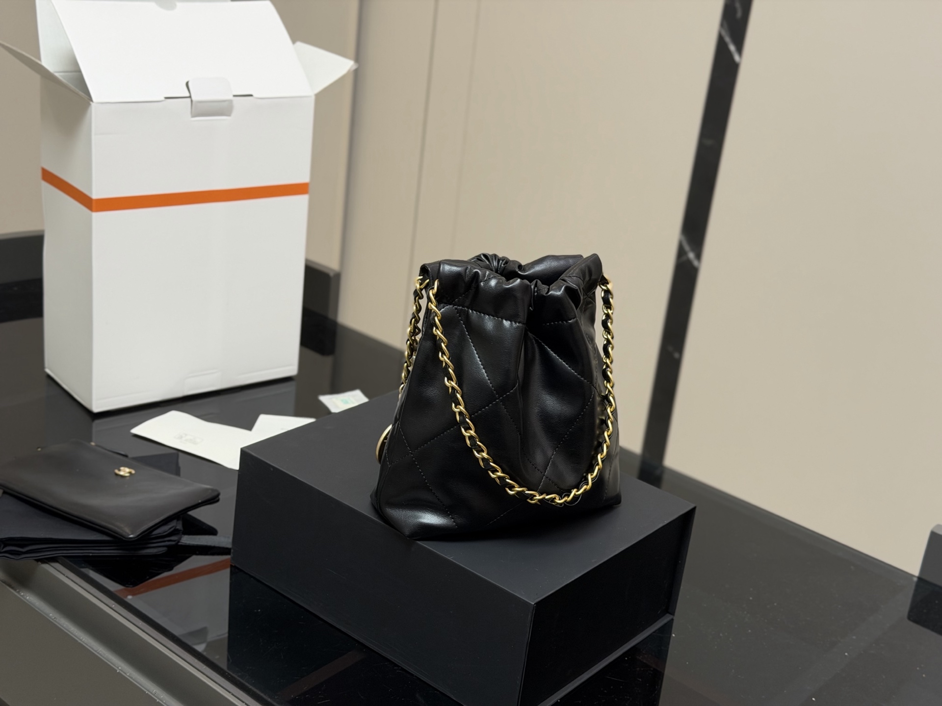 &yen;180 配折叠盒飞机盒 size：20*20cm 香奈儿 迷你22bag 缩小版22bag显得格外的俏皮可爱， 依旧是小牛皮材质， 柔软而轻盈！ 搜索🔍 垃圾袋 mini