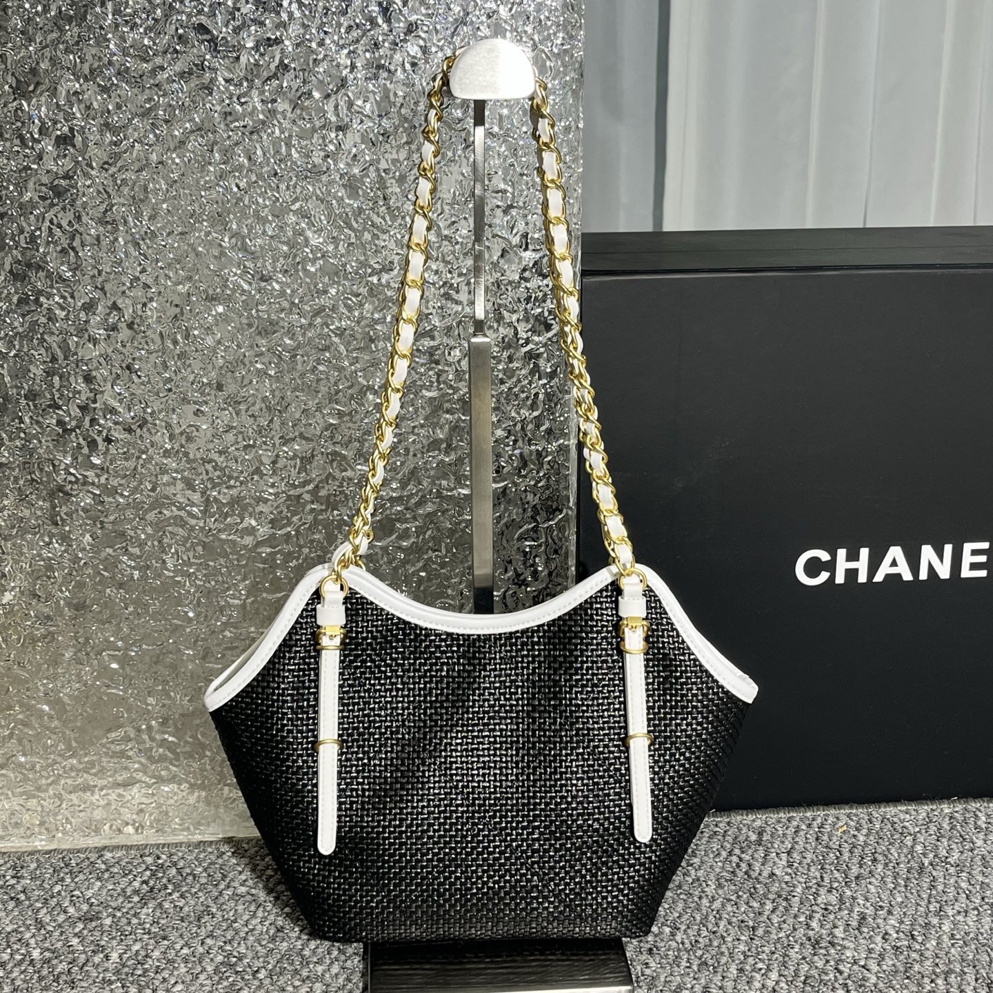 💰180包邮❗ Chanel🧩26C早春系列 嬉皮包 mini tote💦采用进口小牛皮配草编➕复古金属五金 皮质柔软 耐用性更高更显利落的精致感 可斜挎链条⛓️它让链条长度能适配不同背法 日常搭配自然垂在胯侧 上身效果 更显经得起时光的松弛感 尺寸: 30-20-6cm 款号：80014 材质：草编 ❌不退不换慎重下单❌