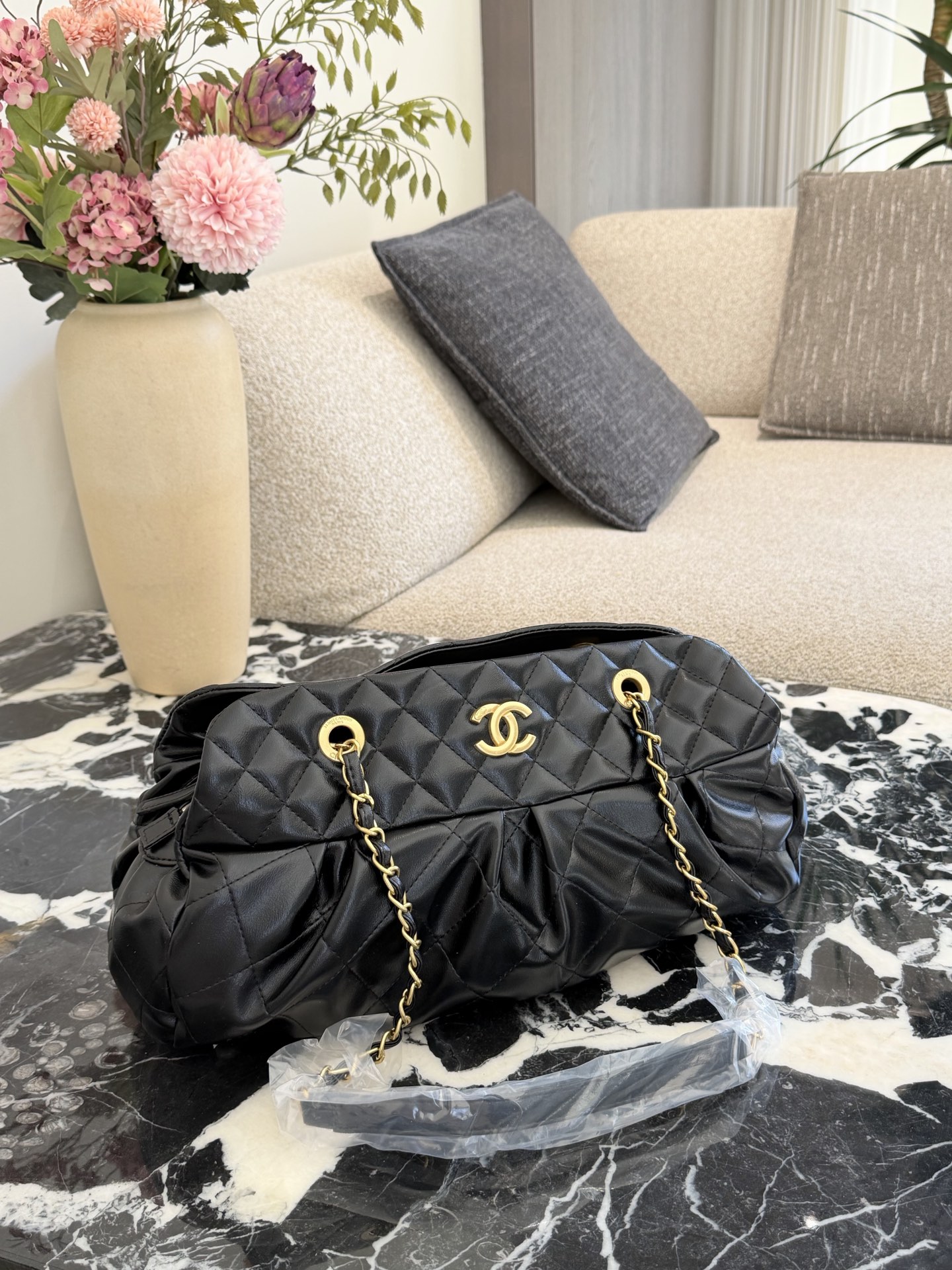 p230 香奈儿黑金保龄球包​​ 🖤香奈儿黑金保龄球包，经典菱格纹+黑色牛皮，金色双C Logo超有辨识度✨。皮穿链条肩带，舒适又时髦，拉链开合更安全。尺寸约32&times;19cm，容量大，通勤出行都OK！复古优雅风，实用又百搭，是香奈儿热门款，公价约3万，二手价随成色和配件浮动哦～无盒