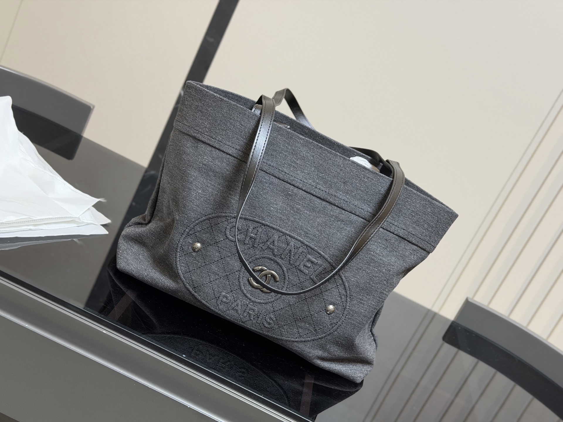 &yen;180 尺寸：36.28cm 香奈儿 牛仔沙滩包🏖️ 安排！安排！ 今年出的这个沙滩包可太好看了! 水洗做旧款更加有高级感