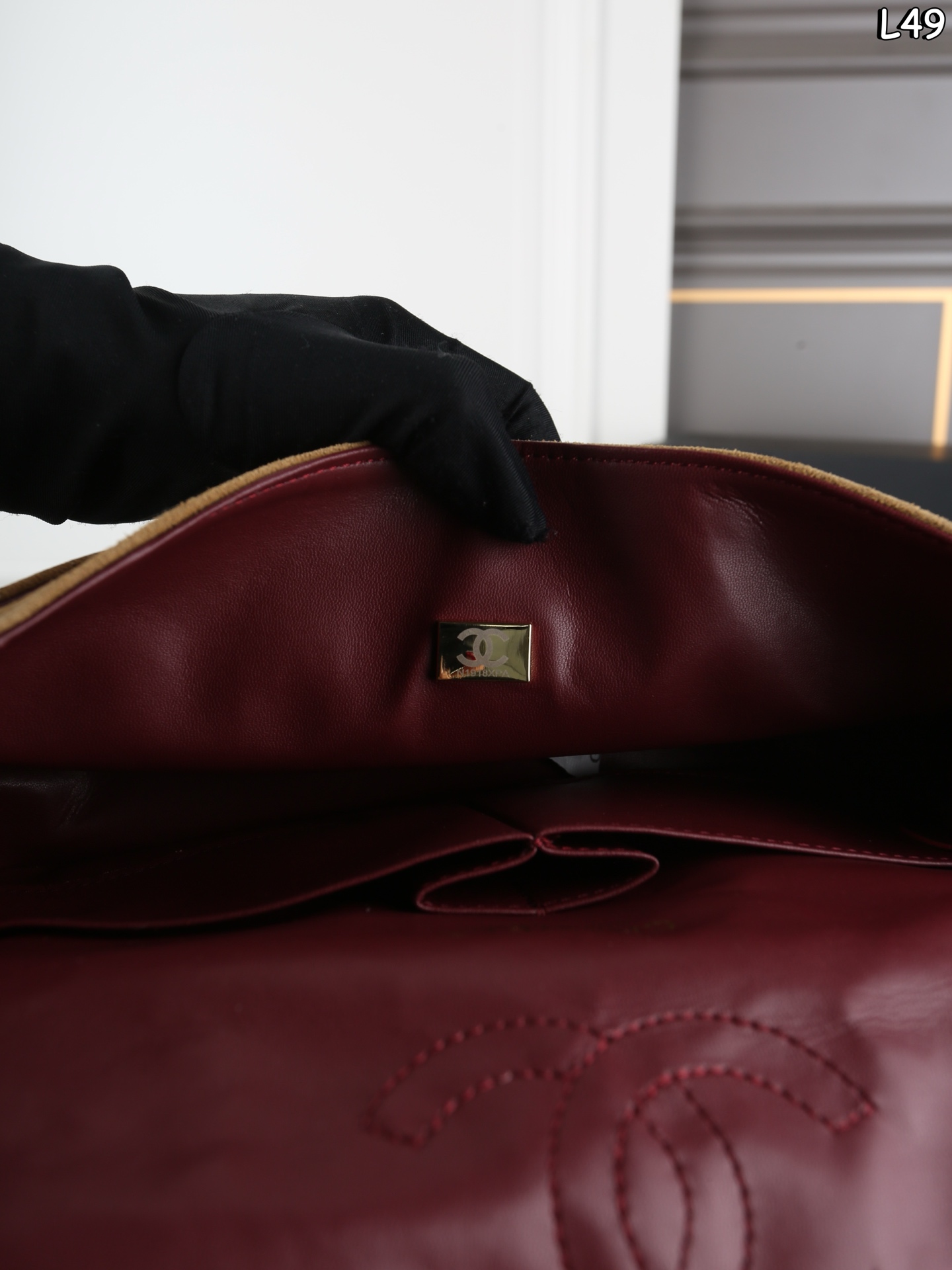 P280 全套礼盒 CHANEL香奈儿 麂皮 2.55 链条包 单肩包 口盖包 实物的质感真的太美好了,会随着光线不同呈现出不同的颜色或深或浅,抚摸上去又柔又软的手感👋,简直要感动,它不是那种短的粗砺感的颗粒短绒,是带长毛绒的,柔软 尺寸:24×15